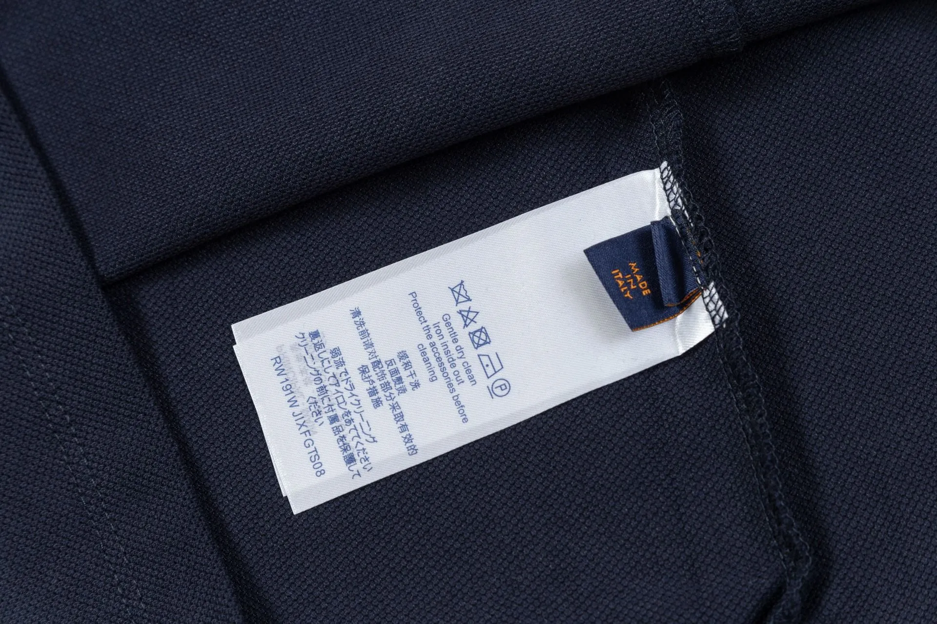 Brand: LV Weight: 270 Color: Blue Black Size: M-XXL Original customization 1:1 restoration Embroidery technology Pure cotton mercerized piqué This polo shirt is made of piqué cotton with a subtle full-width Damier jacquard texture, and the Marque L.Vuitton déposée logo embroidery lights up the sight. Pearlescent buttons add dandy style and can easily be incorporated into everyday looks.  •Regular fit •Damier jacquard pique •Marque L.Vuitton déposée embroidery on chest •Button placket at front •Pearl buttons with LV logo on top button •Ribbed collar and cuffs •100% cotton