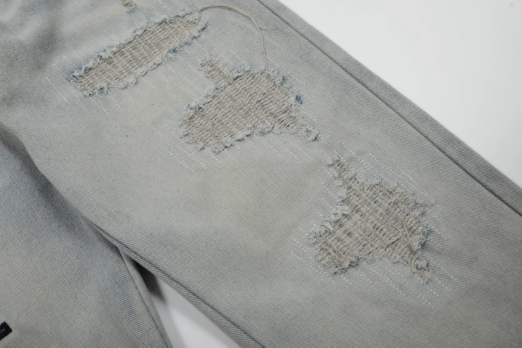#M48 P168💰 Amiri classic embroidered patched leather distressed lettered jeans, slim fit jeans, produced by a major washed factory, full of high-end feel, partially destroyed knee design with leather patchwork design, has been used as a facade design, leather waist nameplate, the focus of this style is not on the washing, but on the destroyed shape and version. The secret lies in the craftsmanship of the master. The cost of post-processing, grinding, cutting, etc. is far beyond the cost of assembly line products. Color: Picture color Size: 30-32-34-36