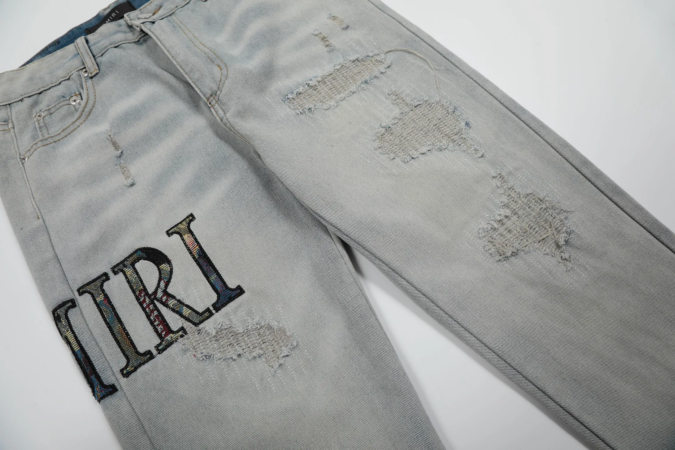 #M48 P168💰 Amiri classic embroidered patched leather distressed lettered jeans, slim fit jeans, produced by a major washed factory, full of high-end feel, partially destroyed knee design with leather patchwork design, has been used as a facade design, leather waist nameplate, the focus of this style is not on the washing, but on the destroyed shape and version. The secret lies in the craftsmanship of the master. The cost of post-processing, grinding, cutting, etc. is far beyond the cost of assembly line products. Color: Picture color Size: 30-32-34-36