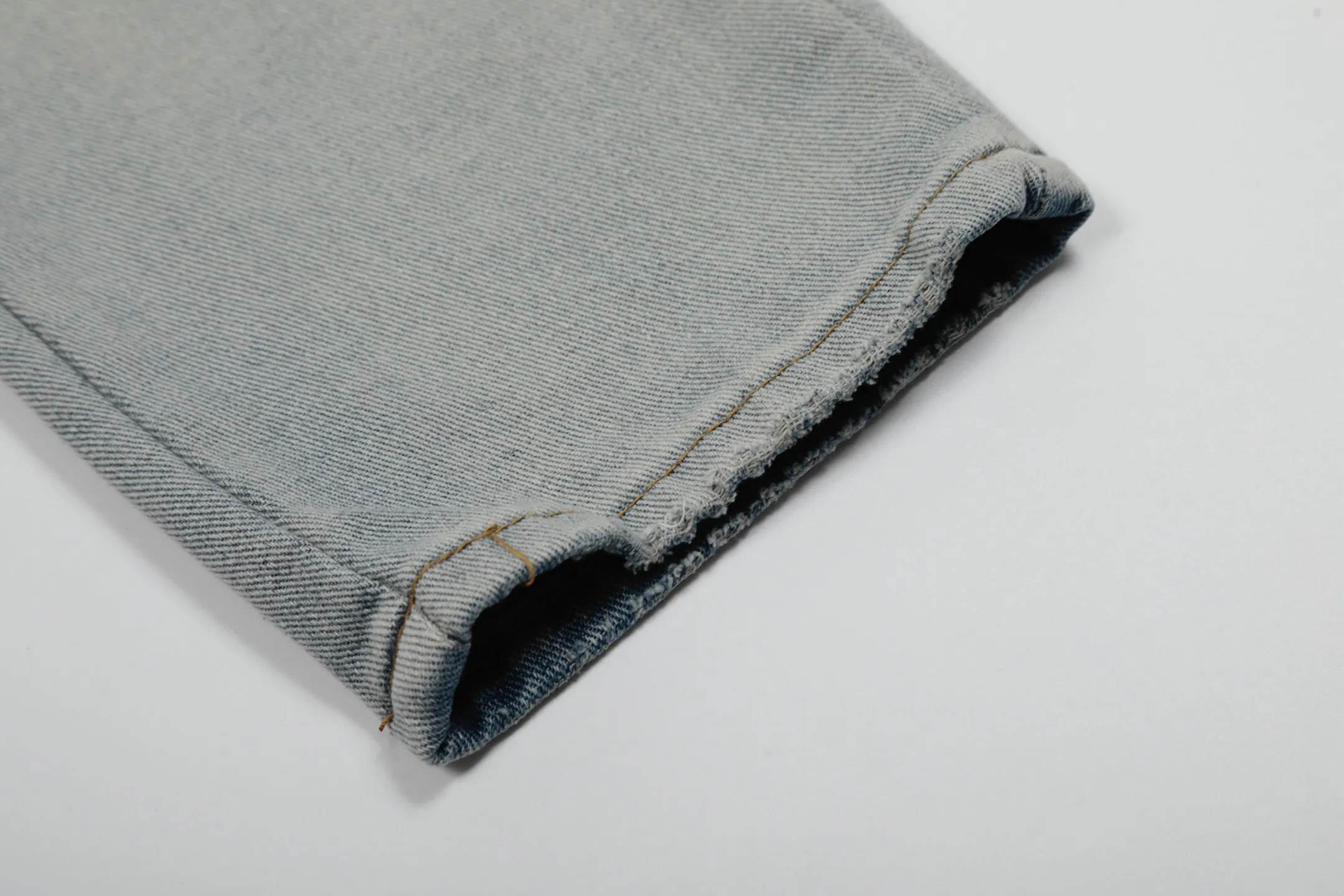 #M48 P168💰 Amiri classic embroidered patched leather distressed lettered jeans, slim fit jeans, produced by a major washed factory, full of high-end feel, partially destroyed knee design with leather patchwork design, has been used as a facade design, leather waist nameplate, the focus of this style is not on the washing, but on the destroyed shape and version. The secret lies in the craftsmanship of the master. The cost of post-processing, grinding, cutting, etc. is far beyond the cost of assembly line products. Color: Picture color Size: 30-32-34-36