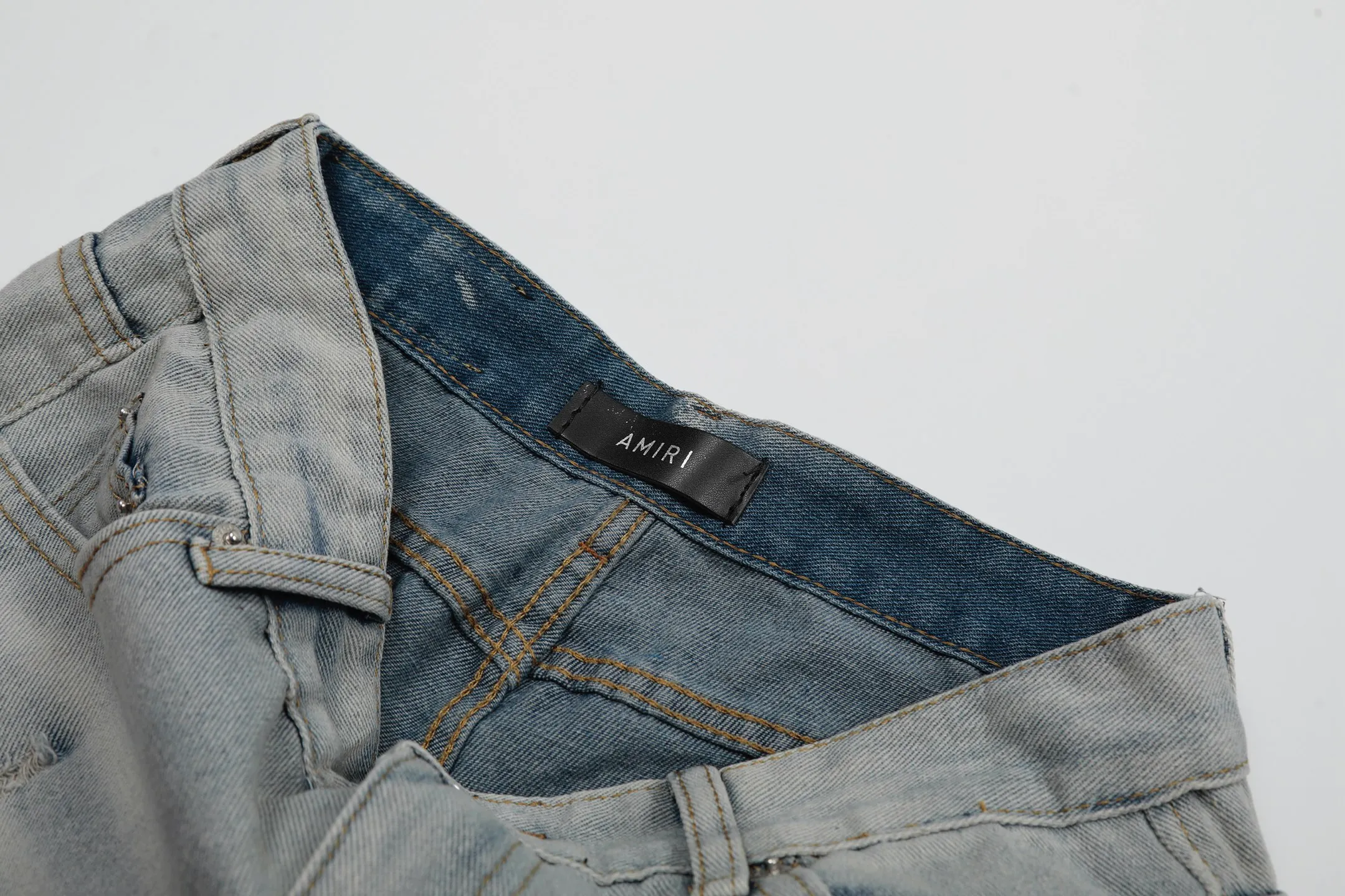 #M48 P168💰 Amiri classic embroidered patched leather distressed lettered jeans, slim fit jeans, produced by a major washed factory, full of high-end feel, partially destroyed knee design with leather patchwork design, has been used as a facade design, leather waist nameplate, the focus of this style is not on the washing, but on the destroyed shape and version. The secret lies in the craftsmanship of the master. The cost of post-processing, grinding, cutting, etc. is far beyond the cost of assembly line products. Color: Picture color Size: 30-32-34-36