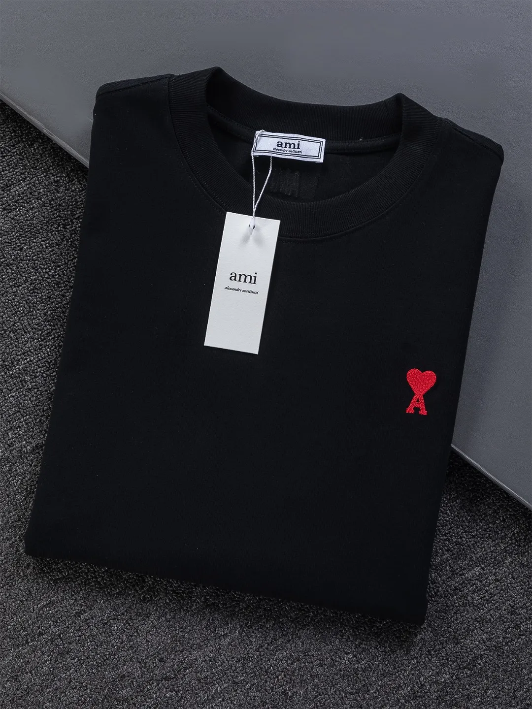 🅿️190 AMI Paris Ami ami ami love slightly wide version S-XL LV 26ss new products are available at the counter simultaneously. Multiple craftsmanship. Red small heart logo on the chest🪡 embroidery. Round neck short-sleeved T-shirt, same style for men and women! Consigned to one-to-one creation. Synchronized with the official website, pure cotton fabrics at the counter! It is close to the skin and comfortable, durable and easy to wear. It has a classic and simple logo design and meticulous original craftsmanship. Short-sleeves, a must-have item for men, do not appear to be the same for the general public, but must be unique and eye-catching. This LV short-sleeve is all about quality, comfort, and the same shape and fashion as always, including fabrics and tailoring techniques. We have put a lot of effort into it! 320 grams of washed pure cotton fabric, pure cotton is breathable, very refreshing and comfortable for daily wear. The rib knitting on the neckline is smooth and tight, and the neckline will not be skewed if you toss it casually. The loose version, you will find that it looks really good on the upper body. The overall is minimalist and neat, super versatile for daily use! Pair it casually with a pair of pants for a youthful look. A T-shirt will make your outfit crazy. It is a fashionable item that can never go wrong! Color: Black White Size: S-XL Size chart: S: Shoulder width 50-Bust 56-Length 70 M: Shoulder width 52-Bust 57-Length 72 L: Shoulder width 54-Bust 59-Length 74 XL: Shoulder width 56-Bust 62-Length 76