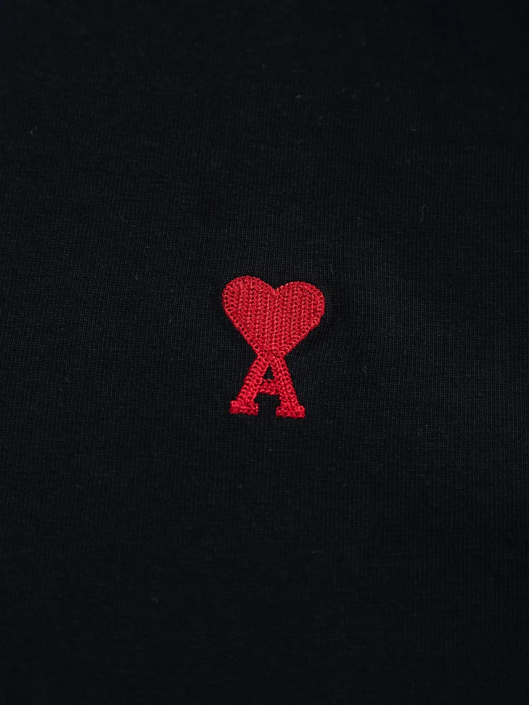 🅿️190 AMI Paris Ami ami ami love slightly wide version S-XL LV 26ss new products are available at the counter simultaneously. Multiple craftsmanship. Red small heart logo on the chest🪡 embroidery. Round neck short-sleeved T-shirt, same style for men and women! Consigned to one-to-one creation. Synchronized with the official website, pure cotton fabrics at the counter! It is close to the skin and comfortable, durable and easy to wear. It has a classic and simple logo design and meticulous original craftsmanship. Short-sleeves, a must-have item for men, do not appear to be the same for the general public, but must be unique and eye-catching. This LV short-sleeve is all about quality, comfort, and the same shape and fashion as always, including fabrics and tailoring techniques. We have put a lot of effort into it! 320 grams of washed pure cotton fabric, pure cotton is breathable, very refreshing and comfortable for daily wear. The rib knitting on the neckline is smooth and tight, and the neckline will not be skewed if you toss it casually. The loose version, you will find that it looks really good on the upper body. The overall is minimalist and neat, super versatile for daily use! Pair it casually with a pair of pants for a youthful look. A T-shirt will make your outfit crazy. It is a fashionable item that can never go wrong! Color: Black White Size: S-XL Size chart: S: Shoulder width 50-Bust 56-Length 70 M: Shoulder width 52-Bust 57-Length 72 L: Shoulder width 54-Bust 59-Length 74 XL: Shoulder width 56-Bust 62-Length 76