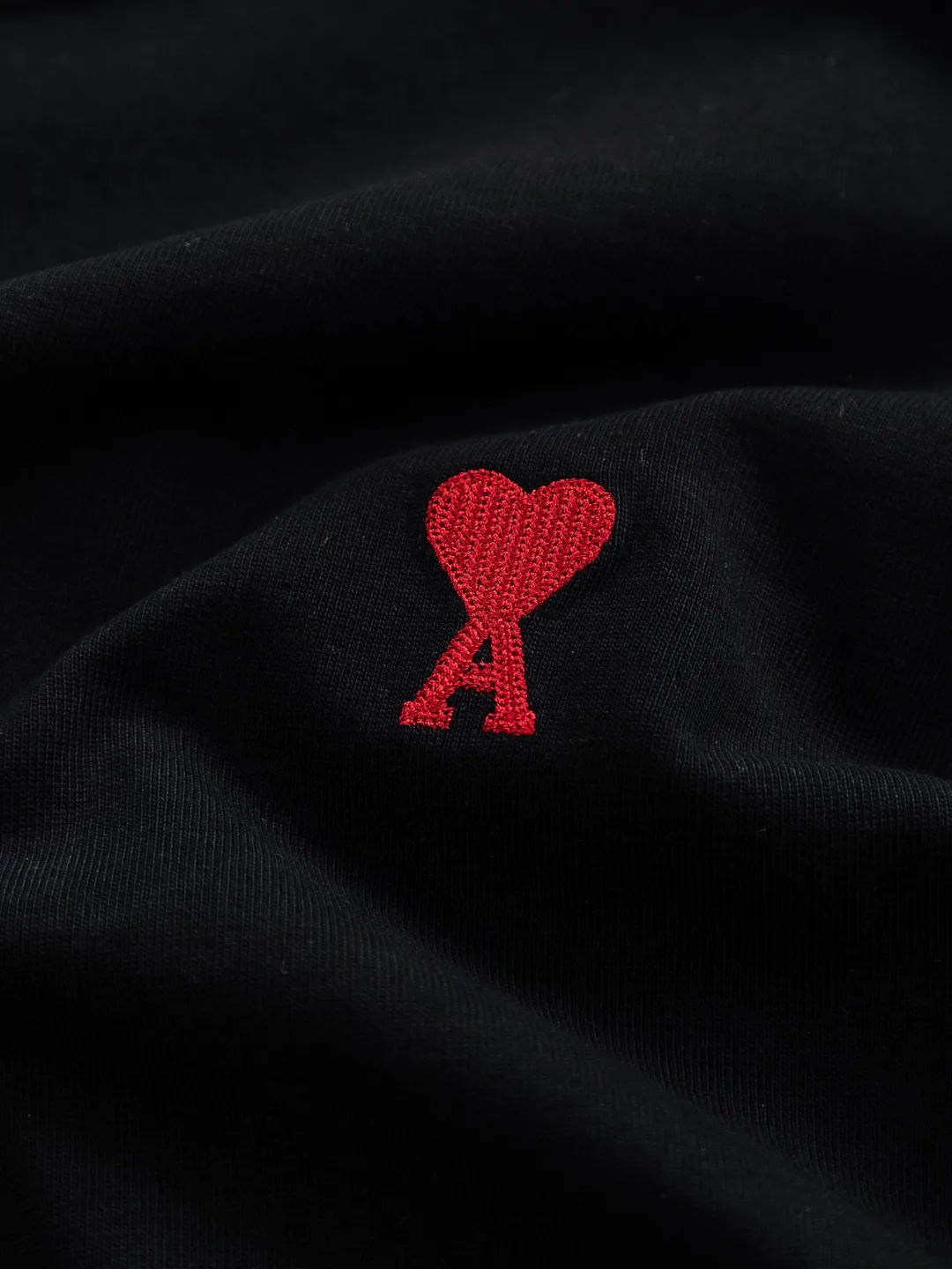 🅿️190 AMI Paris Ami ami ami love slightly wide version S-XL LV 26ss new products are available at the counter simultaneously. Multiple craftsmanship. Red small heart logo on the chest🪡 embroidery. Round neck short-sleeved T-shirt, same style for men and women! Consigned to one-to-one creation. Synchronized with the official website, pure cotton fabrics at the counter! It is close to the skin and comfortable, durable and easy to wear. It has a classic and simple logo design and meticulous original craftsmanship. Short-sleeves, a must-have item for men, do not appear to be the same for the general public, but must be unique and eye-catching. This LV short-sleeve is all about quality, comfort, and the same shape and fashion as always, including fabrics and tailoring techniques. We have put a lot of effort into it! 320 grams of washed pure cotton fabric, pure cotton is breathable, very refreshing and comfortable for daily wear. The rib knitting on the neckline is smooth and tight, and the neckline will not be skewed if you toss it casually. The loose version, you will find that it looks really good on the upper body. The overall is minimalist and neat, super versatile for daily use! Pair it casually with a pair of pants for a youthful look. A T-shirt will make your outfit crazy. It is a fashionable item that can never go wrong! Color: Black White Size: S-XL Size chart: S: Shoulder width 50-Bust 56-Length 70 M: Shoulder width 52-Bust 57-Length 72 L: Shoulder width 54-Bust 59-Length 74 XL: Shoulder width 56-Bust 62-Length 76