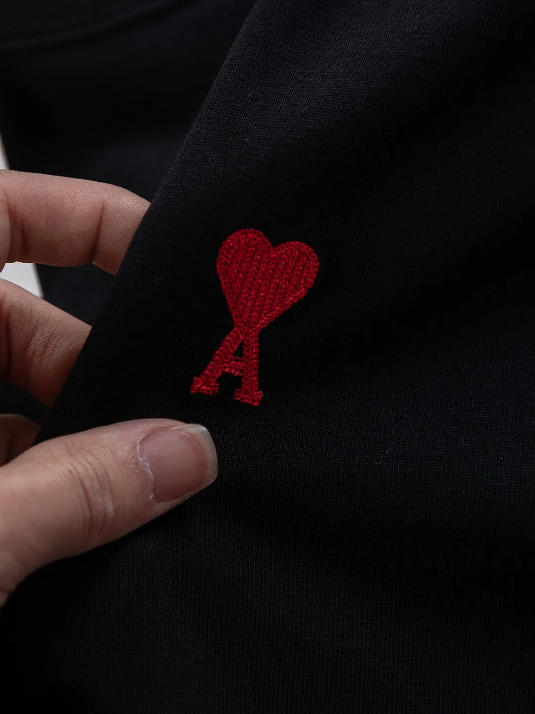 🅿️190 AMI Paris Ami ami ami love slightly wide version S-XL LV 26ss new products are available at the counter simultaneously. Multiple craftsmanship. Red small heart logo on the chest🪡 embroidery. Round neck short-sleeved T-shirt, same style for men and women! Consigned to one-to-one creation. Synchronized with the official website, pure cotton fabrics at the counter! It is close to the skin and comfortable, durable and easy to wear. It has a classic and simple logo design and meticulous original craftsmanship. Short-sleeves, a must-have item for men, do not appear to be the same for the general public, but must be unique and eye-catching. This LV short-sleeve is all about quality, comfort, and the same shape and fashion as always, including fabrics and tailoring techniques. We have put a lot of effort into it! 320 grams of washed pure cotton fabric, pure cotton is breathable, very refreshing and comfortable for daily wear. The rib knitting on the neckline is smooth and tight, and the neckline will not be skewed if you toss it casually. The loose version, you will find that it looks really good on the upper body. The overall is minimalist and neat, super versatile for daily use! Pair it casually with a pair of pants for a youthful look. A T-shirt will make your outfit crazy. It is a fashionable item that can never go wrong! Color: Black White Size: S-XL Size chart: S: Shoulder width 50-Bust 56-Length 70 M: Shoulder width 52-Bust 57-Length 72 L: Shoulder width 54-Bust 59-Length 74 XL: Shoulder width 56-Bust 62-Length 76