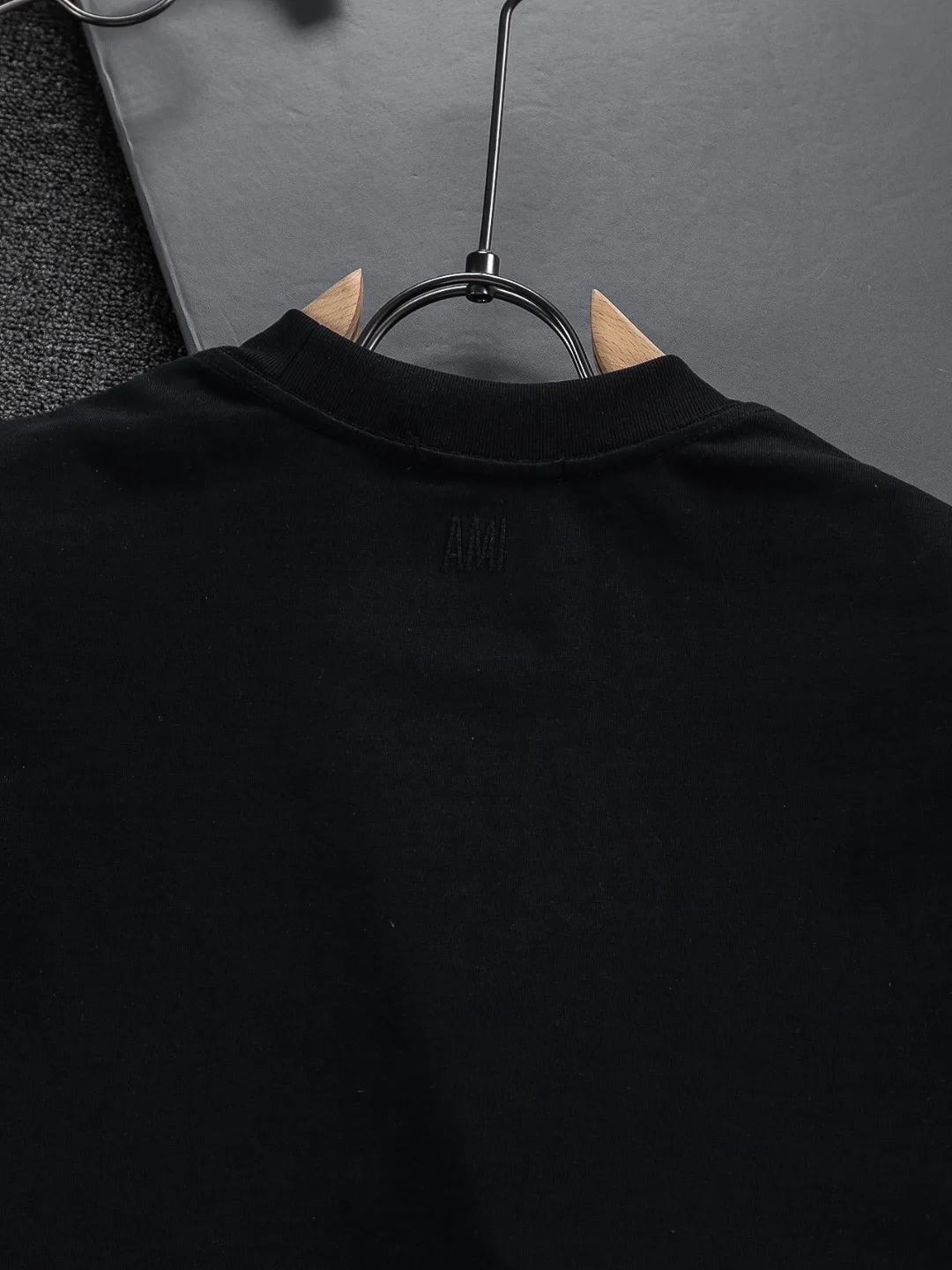 🅿️190 AMI Paris Ami ami ami love slightly wide version S-XL LV 26ss new products are available at the counter simultaneously. Multiple craftsmanship. Red small heart logo on the chest🪡 embroidery. Round neck short-sleeved T-shirt, same style for men and women! Consigned to one-to-one creation. Synchronized with the official website, pure cotton fabrics at the counter! It is close to the skin and comfortable, durable and easy to wear. It has a classic and simple logo design and meticulous original craftsmanship. Short-sleeves, a must-have item for men, do not appear to be the same for the general public, but must be unique and eye-catching. This LV short-sleeve is all about quality, comfort, and the same shape and fashion as always, including fabrics and tailoring techniques. We have put a lot of effort into it! 320 grams of washed pure cotton fabric, pure cotton is breathable, very refreshing and comfortable for daily wear. The rib knitting on the neckline is smooth and tight, and the neckline will not be skewed if you toss it casually. The loose version, you will find that it looks really good on the upper body. The overall is minimalist and neat, super versatile for daily use! Pair it casually with a pair of pants for a youthful look. A T-shirt will make your outfit crazy. It is a fashionable item that can never go wrong! Color: Black White Size: S-XL Size chart: S: Shoulder width 50-Bust 56-Length 70 M: Shoulder width 52-Bust 57-Length 72 L: Shoulder width 54-Bust 59-Length 74 XL: Shoulder width 56-Bust 62-Length 76