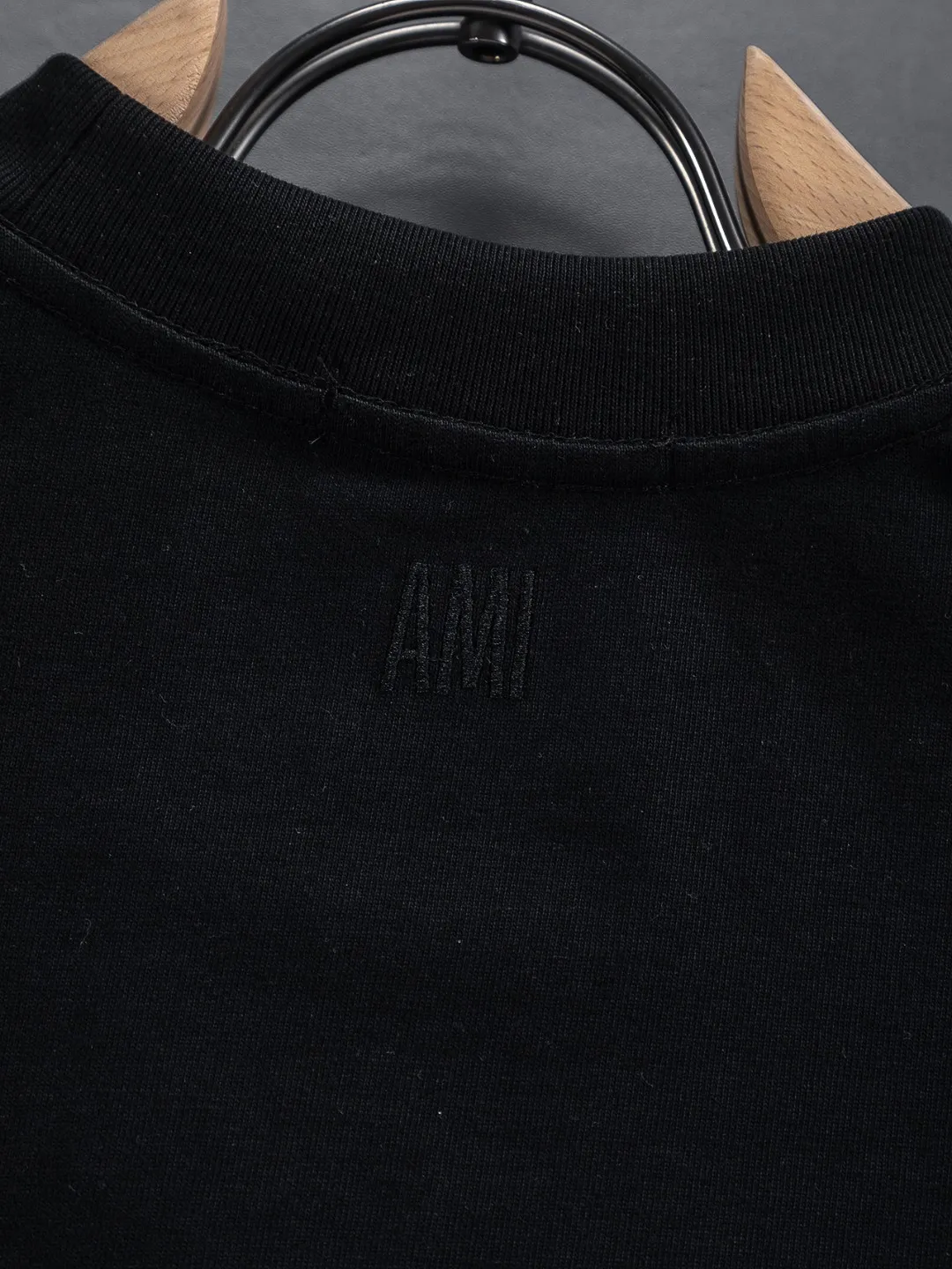 🅿️190 AMI Paris Ami ami ami love slightly wide version S-XL LV 26ss new products are available at the counter simultaneously. Multiple craftsmanship. Red small heart logo on the chest🪡 embroidery. Round neck short-sleeved T-shirt, same style for men and women! Consigned to one-to-one creation. Synchronized with the official website, pure cotton fabrics at the counter! It is close to the skin and comfortable, durable and easy to wear. It has a classic and simple logo design and meticulous original craftsmanship. Short-sleeves, a must-have item for men, do not appear to be the same for the general public, but must be unique and eye-catching. This LV short-sleeve is all about quality, comfort, and the same shape and fashion as always, including fabrics and tailoring techniques. We have put a lot of effort into it! 320 grams of washed pure cotton fabric, pure cotton is breathable, very refreshing and comfortable for daily wear. The rib knitting on the neckline is smooth and tight, and the neckline will not be skewed if you toss it casually. The loose version, you will find that it looks really good on the upper body. The overall is minimalist and neat, super versatile for daily use! Pair it casually with a pair of pants for a youthful look. A T-shirt will make your outfit crazy. It is a fashionable item that can never go wrong! Color: Black White Size: S-XL Size chart: S: Shoulder width 50-Bust 56-Length 70 M: Shoulder width 52-Bust 57-Length 72 L: Shoulder width 54-Bust 59-Length 74 XL: Shoulder width 56-Bust 62-Length 76