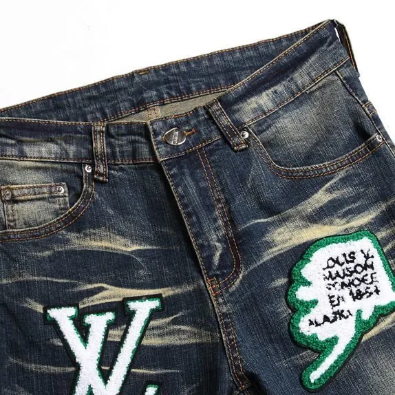 P180 Top replica AMIRI splash-ink medal patch embroidered jeans trousers AMIRI high street basic ripped tight stretch jeans trousers Amiriamiri is transliterated as Emil, which is the name of the founder. Mike Amiri, the founder of amiri, grew up in Los Angeles, USA. He was influenced by the local street culture Rock since he was a child, so he founded the amiri brand named after himself. A variety of trendy brand clothing meets the needs of different fashion players. Amiri clothing has novel and unique styles and is a well-known street brand in the United States. Many of its styles and styles are loved by many street photographers. Various clothing styles meet the needs of different people, show their unique temperament, and show the trend of dressing. amiri's jeans are relatively famous. Not only do they have many styles, but the quality of the jeans is also very good. Many celebrities have also worn amiri brand jeans.  The jeans of the amiri brand break through the production process and cutting of the original jeans. The fabrics are relatively soft and comfortable, and are not as hard as some jeans, which can irritate the skin and cause the skin to bleed when worn. Los Angeles trendy brand Amiri's jeans are made with great detail from tailoring to texture, adding wrinkles, bullet holes, damage and other details to add to the trendiness of the jeans. You can choose the style that suits you according to your own needs. Only when you wear a suitable style can you have a certain sense of fashion.  In recent years, high street has become a word that appears more and more frequently in men's clothing. High street style has also become an important direction for everyone's matching. High street related items are basically inseparable from oversize or off-shoulder tops. The lower body is matched with trackpants or tight-fitting denim. In my opinion, the most representative one is perhaps annihilation. Color; picture color Size: m l xl xxl