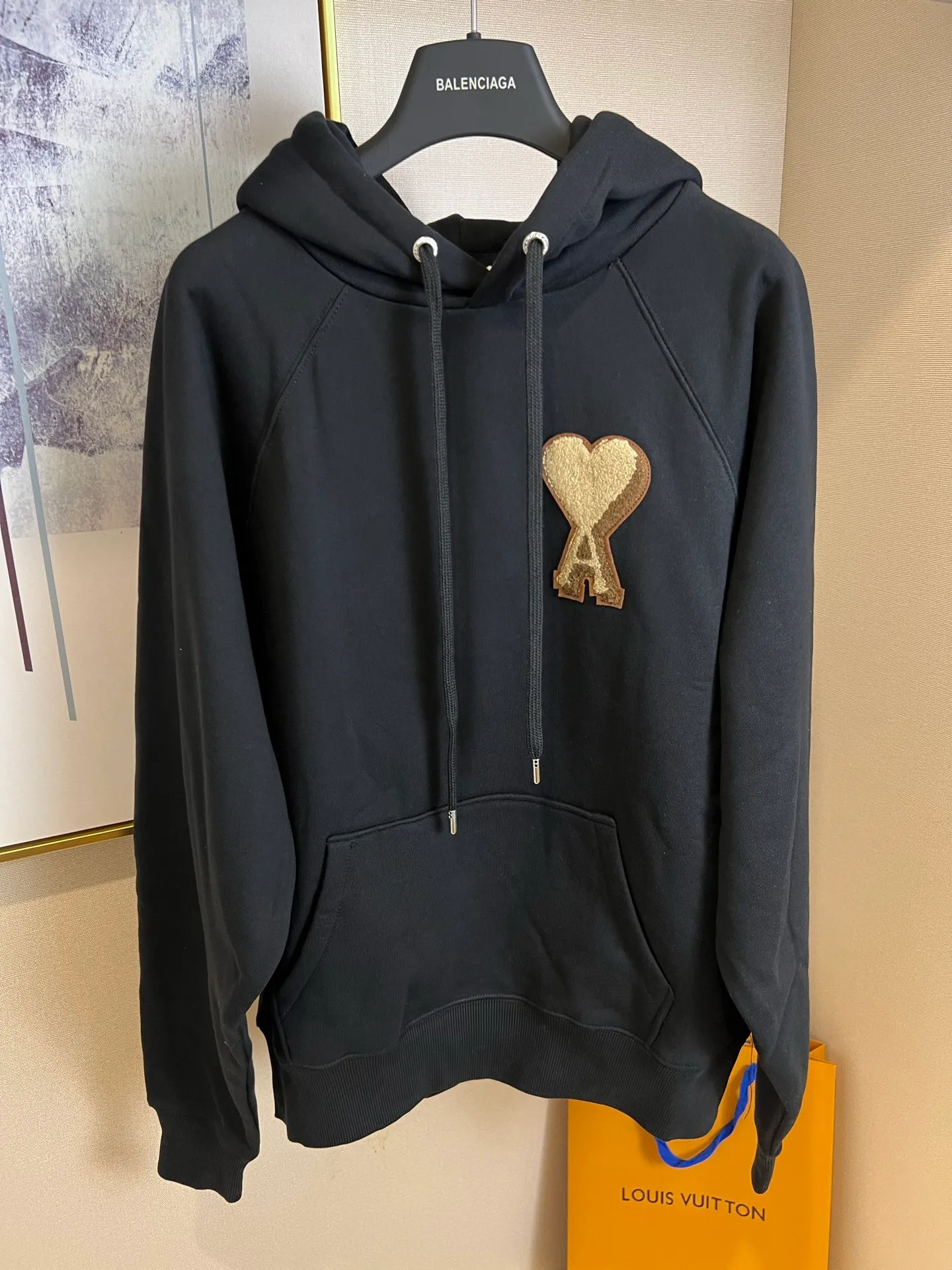 P330 🌈Size: s/m/l/xl Unisex AMI/Ami 2025 FW Early Autumn New Unisex Black Gold Series Three-dimensional Towel Embroidered Love Raglan Pullover Hooded Sweatshirt/Back AMI Embroidery in Same Color Washing Method: Pure cotton products, please wrap the reverse side in a laundry bag and machine wash in cold water quickly! ! Do not soak/wash in warm water! !