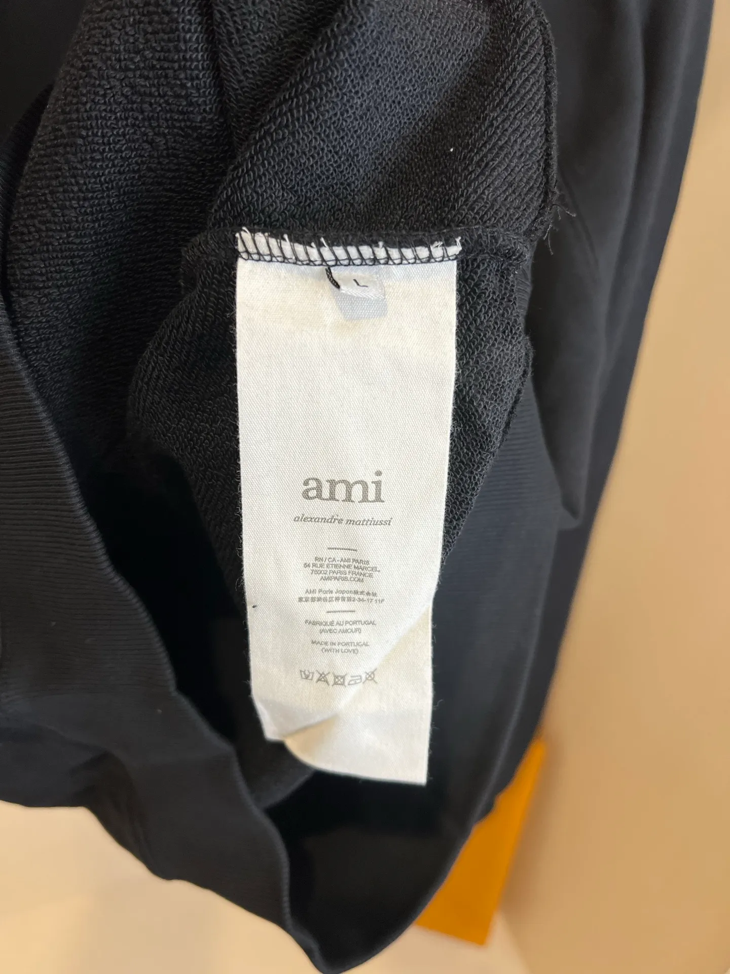 P330 🌈Size: s/m/l/xl Unisex AMI/Ami 2025 FW Early Autumn New Unisex Black Gold Series Three-dimensional Towel Embroidered Love Raglan Pullover Hooded Sweatshirt/Back AMI Embroidery in Same Color Washing Method: Pure cotton products, please wrap the reverse side in a laundry bag and machine wash in cold water quickly! ! Do not soak/wash in warm water! !