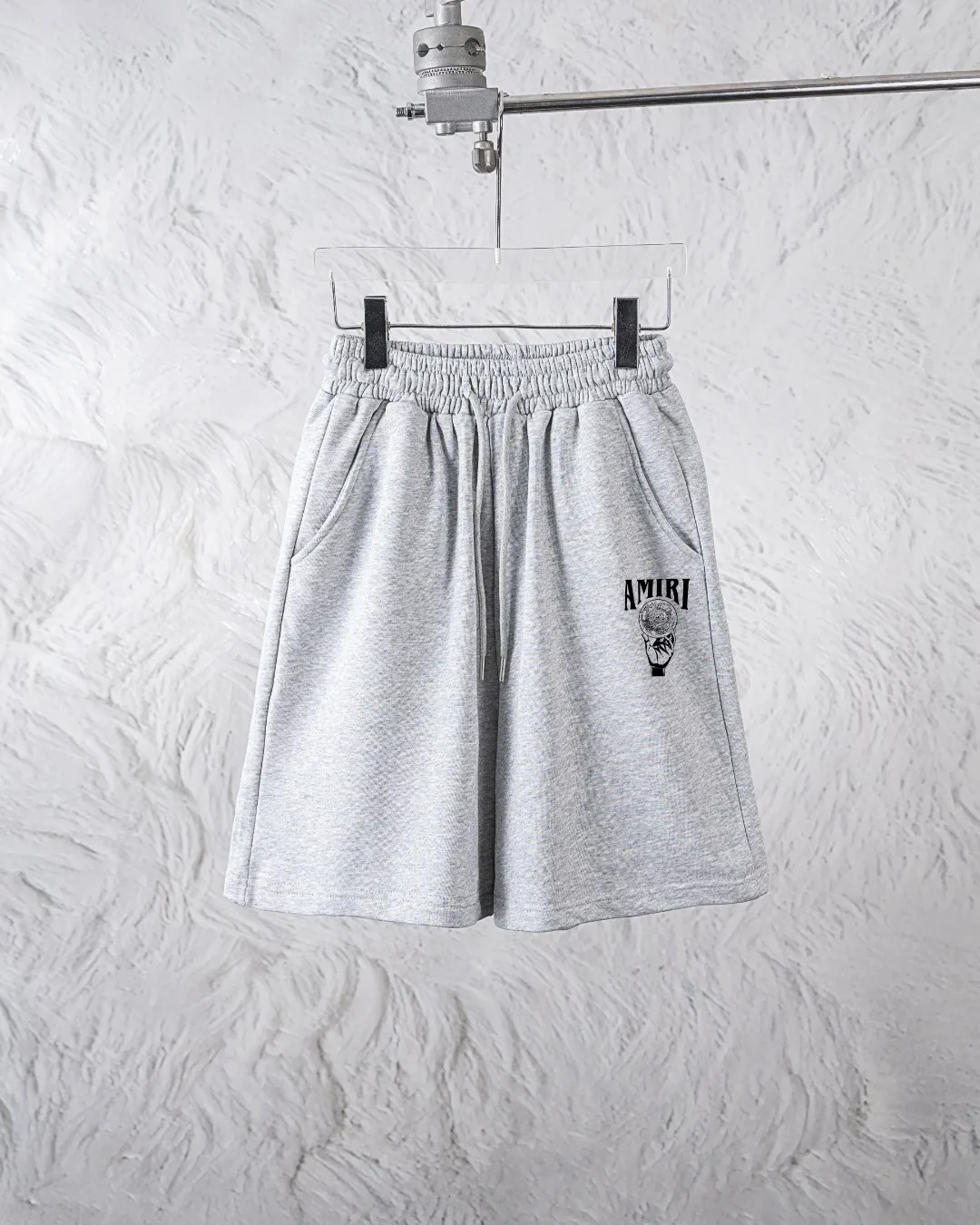 P180 AMIRI new shorts, classic printed shorts, light luxury, a must-have item for daily commuting for men and women, correct version, welcome to compare, detailed features · Made of 360g Xinjiang cotton double yarn fish scale terry fabric · Elastic waistband · Double needle stitching and cross-stitching process Color: black/grey Size: S M L XL XXL (please state your height and weight when placing an order)
