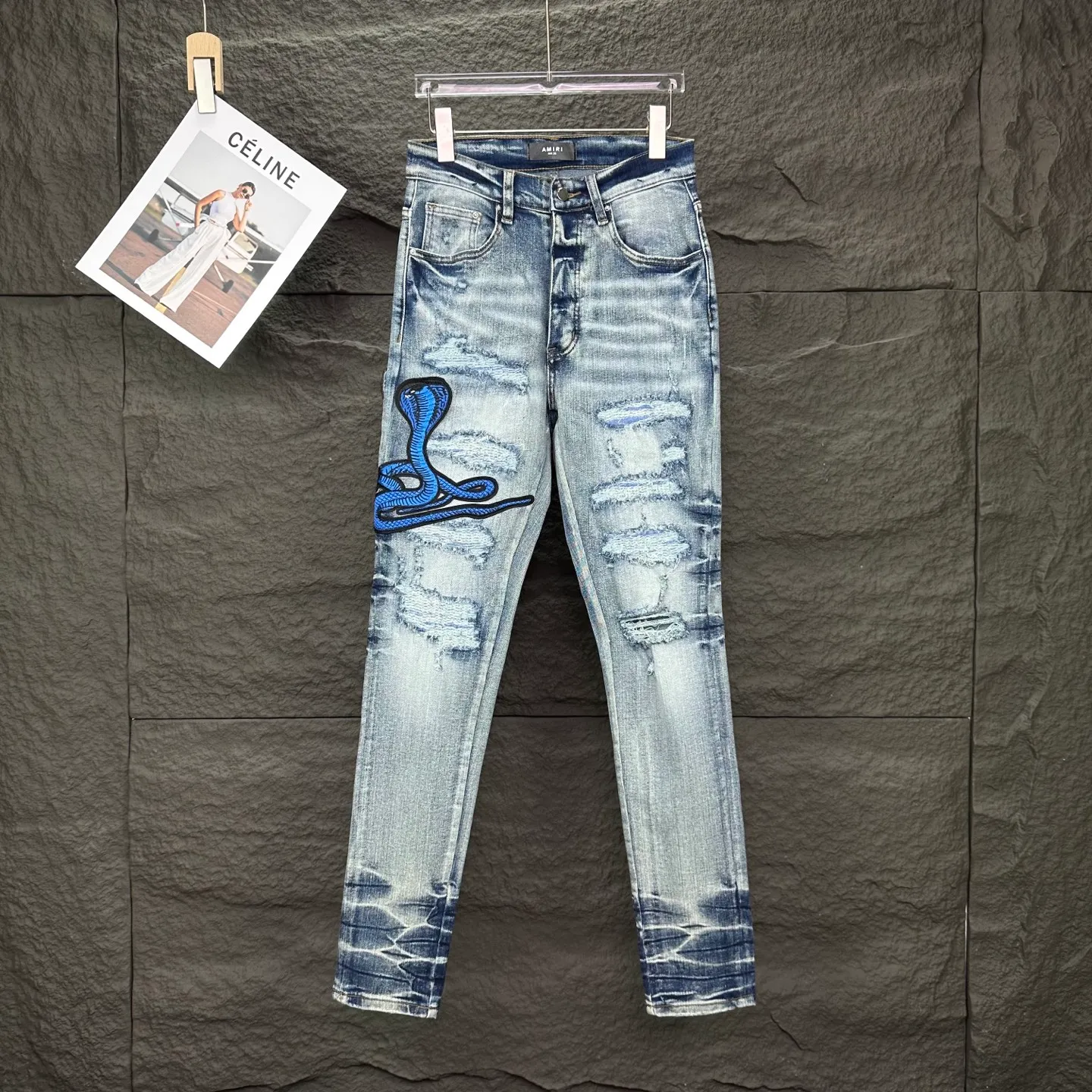 P250 AMIRI 2025 new limited edition embroidered cobra 🐍 Couple style washed stretch jeans 🔥High version 🔥High version 🔥 Top ceiling quality Styles with different washed textures are very friendly to people with thin legs and thick legs. The straight and slim version is very flattering to the leg shape. Moderate length that never goes out of style, easy and casual to match, basic styling for various styles, a must-have in the wardrobe! There are multiple embroidered badges on the trouser legs, making them look more workmanlike and eye-catching! The fabric is stiff but also makes the upper body soft without losing texture. The washing process is even more perfect. It is a must-have item for everyone! ! ! Washed wheat, hang tag, pants label, complete with three labels Color: blue embroidery, red embroidery Size: 28, 30, 32, 34, 36 (five sizes)