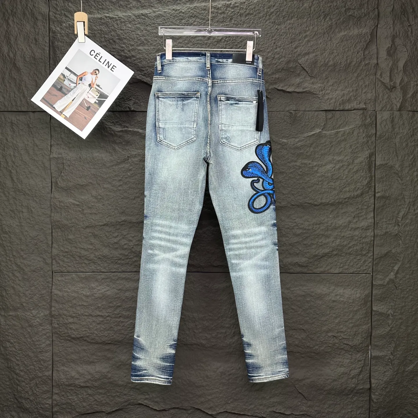 P250 AMIRI 2025 new limited edition embroidered cobra 🐍 Couple style washed stretch jeans 🔥High version 🔥High version 🔥 Top ceiling quality Styles with different washed textures are very friendly to people with thin legs and thick legs. The straight and slim version is very flattering to the leg shape. Moderate length that never goes out of style, easy and casual to match, basic styling for various styles, a must-have in the wardrobe! There are multiple embroidered badges on the trouser legs, making them look more workmanlike and eye-catching! The fabric is stiff but also makes the upper body soft without losing texture. The washing process is even more perfect. It is a must-have item for everyone! ! ! Washed wheat, hang tag, pants label, complete with three labels Color: blue embroidery, red embroidery Size: 28, 30, 32, 34, 36 (five sizes)