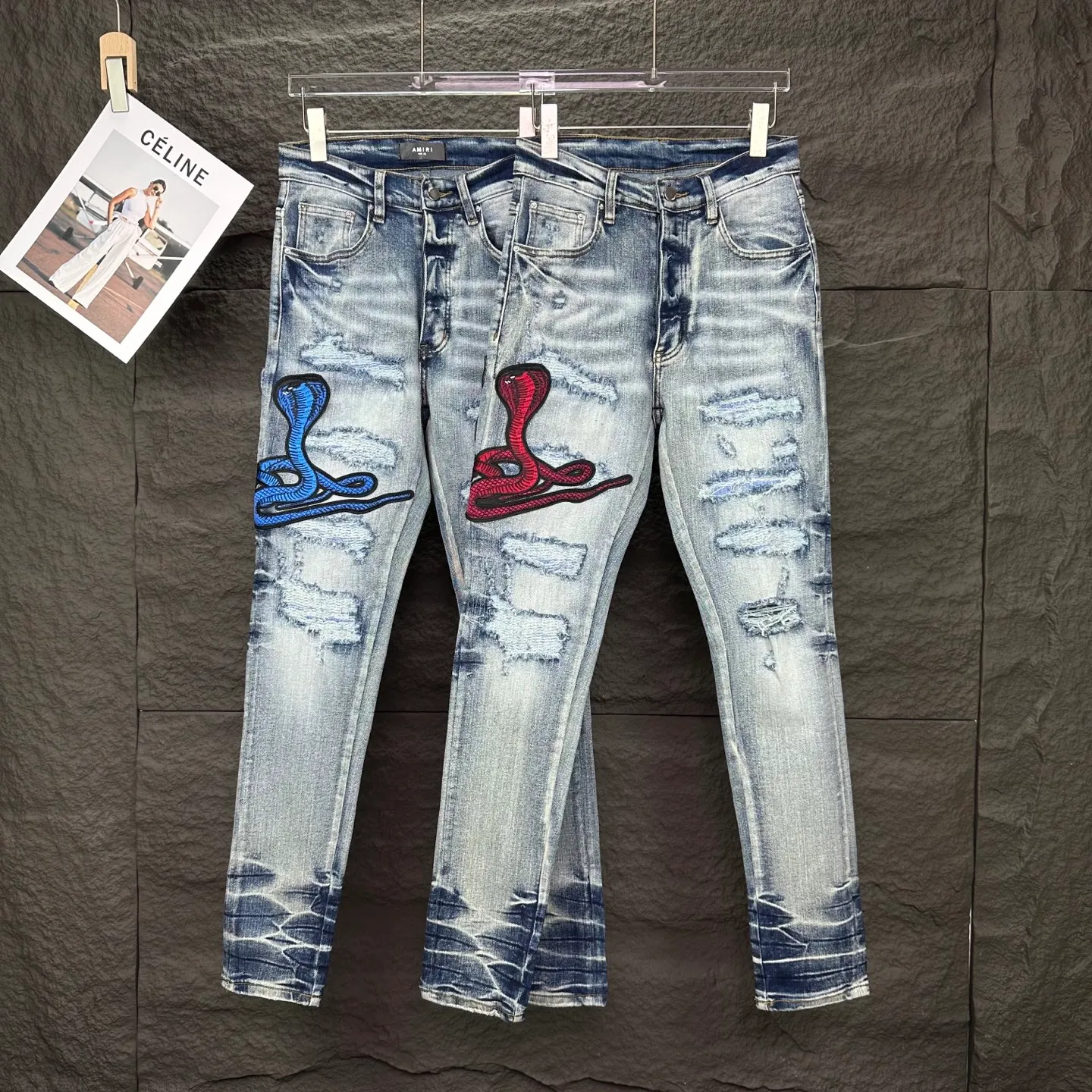 P250 AMIRI 2025 new limited edition embroidered cobra 🐍 Couple style washed stretch jeans 🔥High version 🔥High version 🔥 Top ceiling quality Styles with different washed textures are very friendly to people with thin legs and thick legs. The straight and slim version is very flattering to the leg shape. Moderate length that never goes out of style, easy and casual to match, basic styling for various styles, a must-have in the wardrobe! There are multiple embroidered badges on the trouser legs, making them look more workmanlike and eye-catching! The fabric is stiff but also makes the upper body soft without losing texture. The washing process is even more perfect. It is a must-have item for everyone! ! ! Washed wheat, hang tag, pants label, complete with three labels Color: blue embroidery, red embroidery Size: 28, 30, 32, 34, 36 (five sizes)