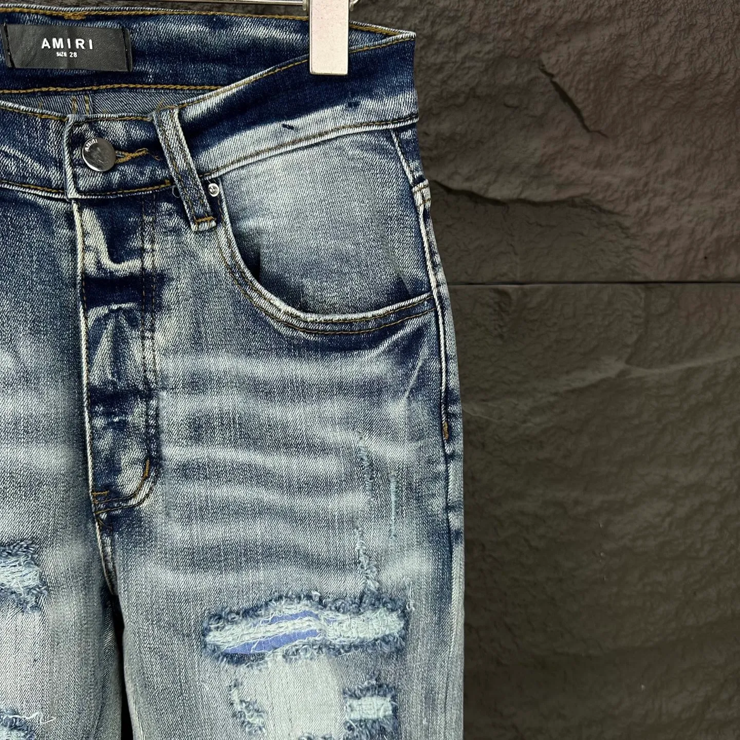 P250 AMIRI 2025 new limited edition embroidered cobra 🐍 Couple style washed stretch jeans 🔥High version 🔥High version 🔥 Top ceiling quality Styles with different washed textures are very friendly to people with thin legs and thick legs. The straight and slim version is very flattering to the leg shape. Moderate length that never goes out of style, easy and casual to match, basic styling for various styles, a must-have in the wardrobe! There are multiple embroidered badges on the trouser legs, making them look more workmanlike and eye-catching! The fabric is stiff but also makes the upper body soft without losing texture. The washing process is even more perfect. It is a must-have item for everyone! ! ! Washed wheat, hang tag, pants label, complete with three labels Color: blue embroidery, red embroidery Size: 28, 30, 32, 34, 36 (five sizes)