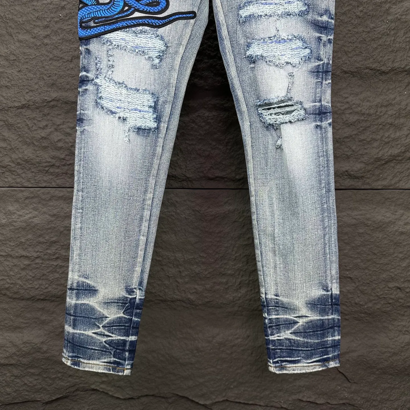P250 AMIRI 2025 new limited edition embroidered cobra 🐍 Couple style washed stretch jeans 🔥High version 🔥High version 🔥 Top ceiling quality Styles with different washed textures are very friendly to people with thin legs and thick legs. The straight and slim version is very flattering to the leg shape. Moderate length that never goes out of style, easy and casual to match, basic styling for various styles, a must-have in the wardrobe! There are multiple embroidered badges on the trouser legs, making them look more workmanlike and eye-catching! The fabric is stiff but also makes the upper body soft without losing texture. The washing process is even more perfect. It is a must-have item for everyone! ! ! Washed wheat, hang tag, pants label, complete with three labels Color: blue embroidery, red embroidery Size: 28, 30, 32, 34, 36 (five sizes)