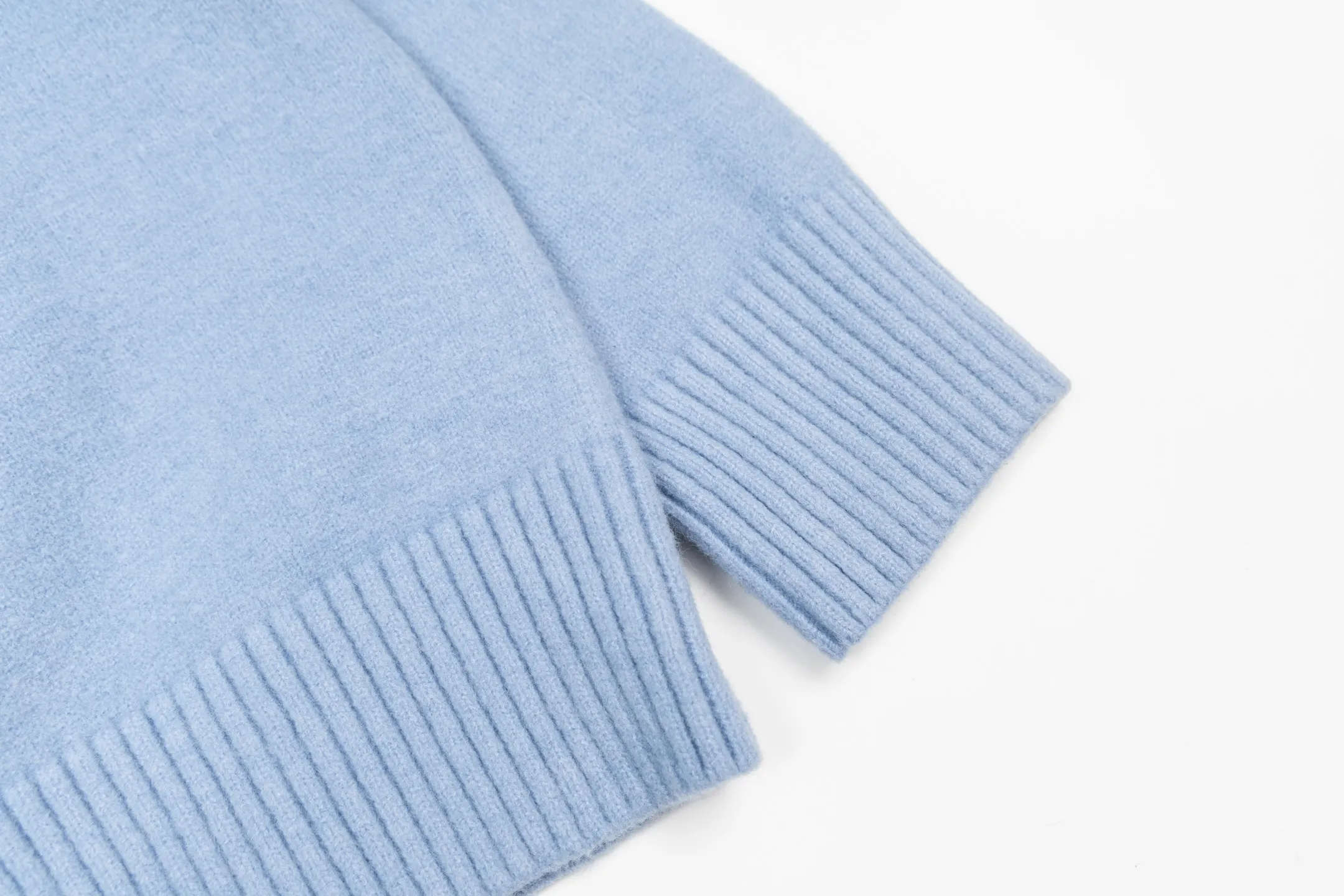 🅿️560 [Exclusive supply] Ami love jacquard knitted cardigan (blue) The original version was purchased for 3,469 and developed. The fabric is made of alpaca wool to maintain a stable pattern. The stitching is even and firm, and the details are meticulously handled, reflecting the brand's strict control over quality. The overall design is simple and elegant, suitable for various occasions. Whether it is business or leisure, it can show an elegant and decent style. The overall wiring is straight and delicate, the fabric is comfortable and soft, and the color is consistent without color difference. It can be matched with the same style to create a fashionable look, and can be used in various occasions. Customized accessories, complete with three standards, the same style for men and women. Size:S-M-L-XL