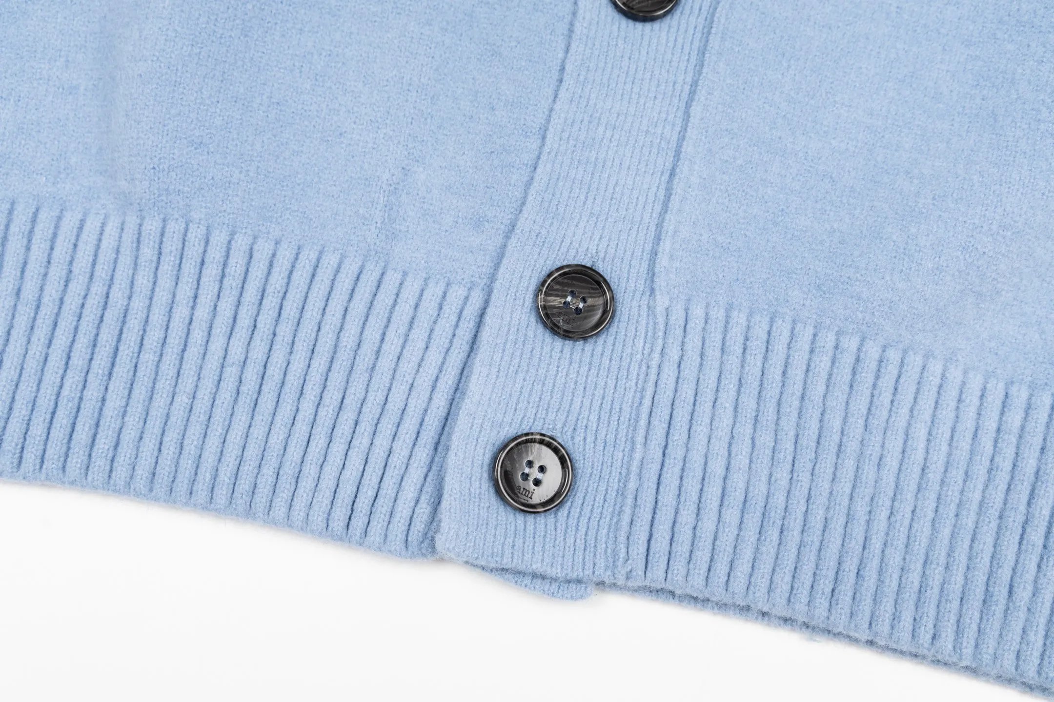🅿️560 [Exclusive supply] Ami love jacquard knitted cardigan (blue) The original version was purchased for 3,469 and developed. The fabric is made of alpaca wool to maintain a stable pattern. The stitching is even and firm, and the details are meticulously handled, reflecting the brand's strict control over quality. The overall design is simple and elegant, suitable for various occasions. Whether it is business or leisure, it can show an elegant and decent style. The overall wiring is straight and delicate, the fabric is comfortable and soft, and the color is consistent without color difference. It can be matched with the same style to create a fashionable look, and can be used in various occasions. Customized accessories, complete with three standards, the same style for men and women. Size:S-M-L-XL
