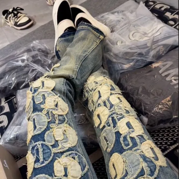 #M13 P168💰 Heavyweight AMIRI MX1 💎High Street Jeans Slim Fit Stretch Washed Knife Cut Hole Trousers FOG High Street Men's Fashion AMIRI Embroidered Patch Jeans amiri is transliterated as Emil, which is the name of the founder. Mike Amiri, the founder of amiri, grew up in Los Angeles, USA, and was influenced by local street culture and Punk Rock since he was a child. Due to his influence, he founded the amiri brand named after himself. A variety of trendy clothing meets the needs of different fashion players. Amiri clothing has novel and unique styles and is a well-known street brand in the United States. The styles and styles of many clothes are loved by many street photographers. The various clothing styles meet the dressing needs of different people, show their unique temperament, and show the trend of dressing. amiri's jeans are relatively famous. Not only do they have many styles, but the quality of the jeans is also very good. Many celebrities have also worn amiri brand jeans.  The jeans of the amiri brand break through the production process and cutting of the original jeans. The fabrics are relatively soft and comfortable, and are not as hard as some jeans, which can irritate the skin and cause the skin to bleed when worn. Los Angeles trendy brand Amiri's jeans are made with great detail from tailoring to texture, adding wrinkles, bullet holes, damage and other details to add to the trendiness of the jeans. You can choose the style that suits you according to your own needs. Only when you wear a suitable style can you have a certain sense of fashion.  In recent years, high street has become a word that appears more and more frequently in men's clothing. High street style has also become an important direction for everyone's matching. High street-related items basically cannot avoid oversize or drop-shoulder tops. The lower body is matched with trackpants or tight-fitting denim. Among them, in my opinion, the most representative one is perhaps annihilation. What I bring to you today is the MX1 patchwork denim worn by many Internet celebrities in Xiaohongshu. It is operated by a Ningbo washing factory. Front and back. The trousers have a beautiful fading color with cat whiskers. Full of high-end feel. Knee-part damage design with leather patchwork design. Already used as facade design. Leather waist nameplate. Customized crotch placket hardware. Engraving and molding. The focus of this style is not on washing, but on the shape and version of the damage. The secret lies in the craftsmanship of the master. The cost of hand-made products such as fraying, machining, knife cutting, etc. is far beyond comparison with assembly line products. Color: Picture color Size: 30-32-34-36