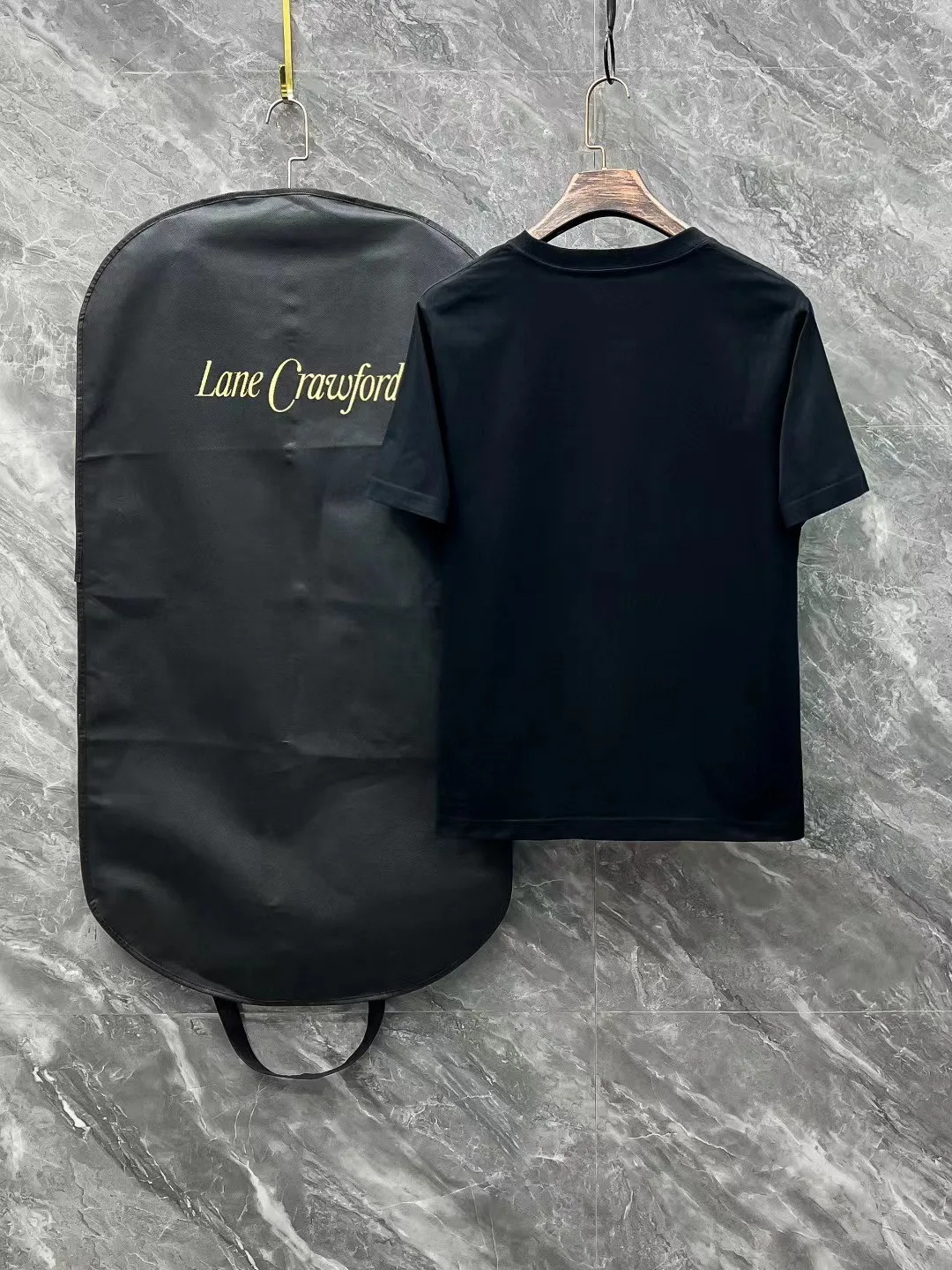 P140 AMIRI# 2025 spring and summer new style debut counter, the latest short-sleeved round neck T-shirt, high-end custom design, avant-garde and fashionable! The brand logo is designed with heavy craftsmanship. High-end customized 260g fabric. Soft to the touch. Comfortable to wear. Exquisite stitching at the counter level. Fine workmanship. The upper body effect is incomparably handsome! A must-have item for a stylish man! Color: black. White! Size: S-2XL