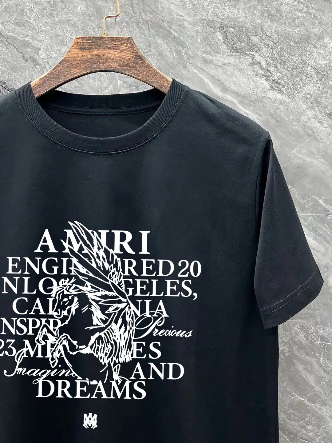 P140 AMIRI# 2025 spring and summer new style debut counter, the latest short-sleeved round neck T-shirt, high-end custom design, avant-garde and fashionable! The brand logo is designed with heavy craftsmanship. High-end customized 260g fabric. Soft to the touch. Comfortable to wear. Exquisite stitching at the counter level. Fine workmanship. The upper body effect is incomparably handsome! A must-have item for a stylish man! Color: black. White! Size: S-2XL