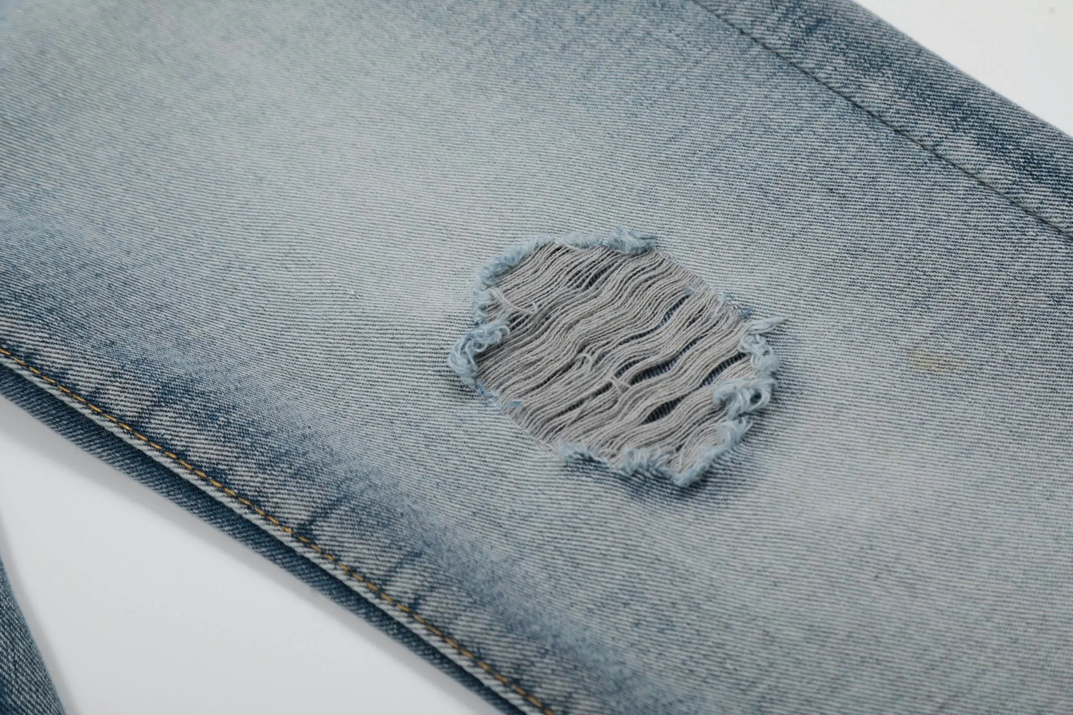 #M41 P168💰 Amiri classic embroidered patched leather ripped letter jeans, slim fit jeans, produced by a major washed factory, full of high-end feel, partially destroyed knee design with patchwork leather design, has been used as a facade design, leather waist nameplate, the focus of this style is not on the washing, but on the destroyed shape and version. The secret lies in the craftsmanship of the master. The cost of post-processing, grinding, cutting, etc. is far beyond the cost of assembly line products. Color: Picture color Size: 30-32-34-36