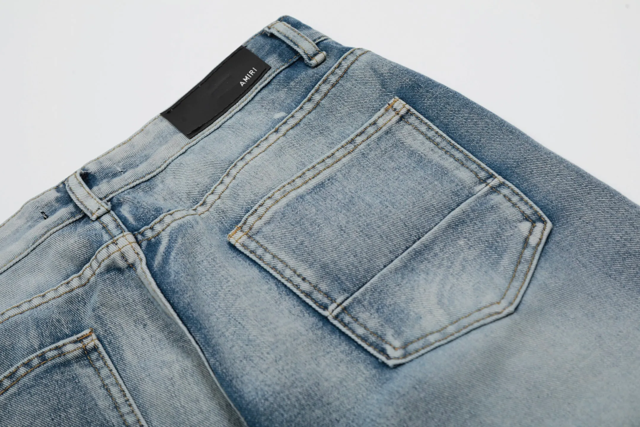 #M41 P168💰 Amiri classic embroidered patched leather ripped letter jeans, slim fit jeans, produced by a major washed factory, full of high-end feel, partially destroyed knee design with patchwork leather design, has been used as a facade design, leather waist nameplate, the focus of this style is not on the washing, but on the destroyed shape and version. The secret lies in the craftsmanship of the master. The cost of post-processing, grinding, cutting, etc. is far beyond the cost of assembly line products. Color: Picture color Size: 30-32-34-36