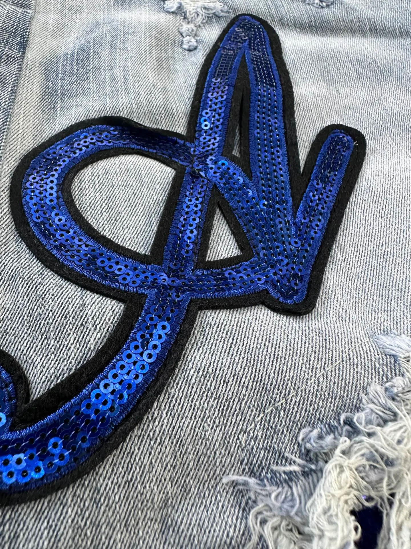 #N02 P186💰 AMIRI patch embroidery jeans trousers AMIRI high street basic ripped tight elastic jeans trousers amiri brand jeans break the production process and cutting of the original jeans, the fabrics are softer and more comfortable Hand-sewn collar label Customized logo buttons Genuine leather tag Color: Picture color Size: 30-32-34-36