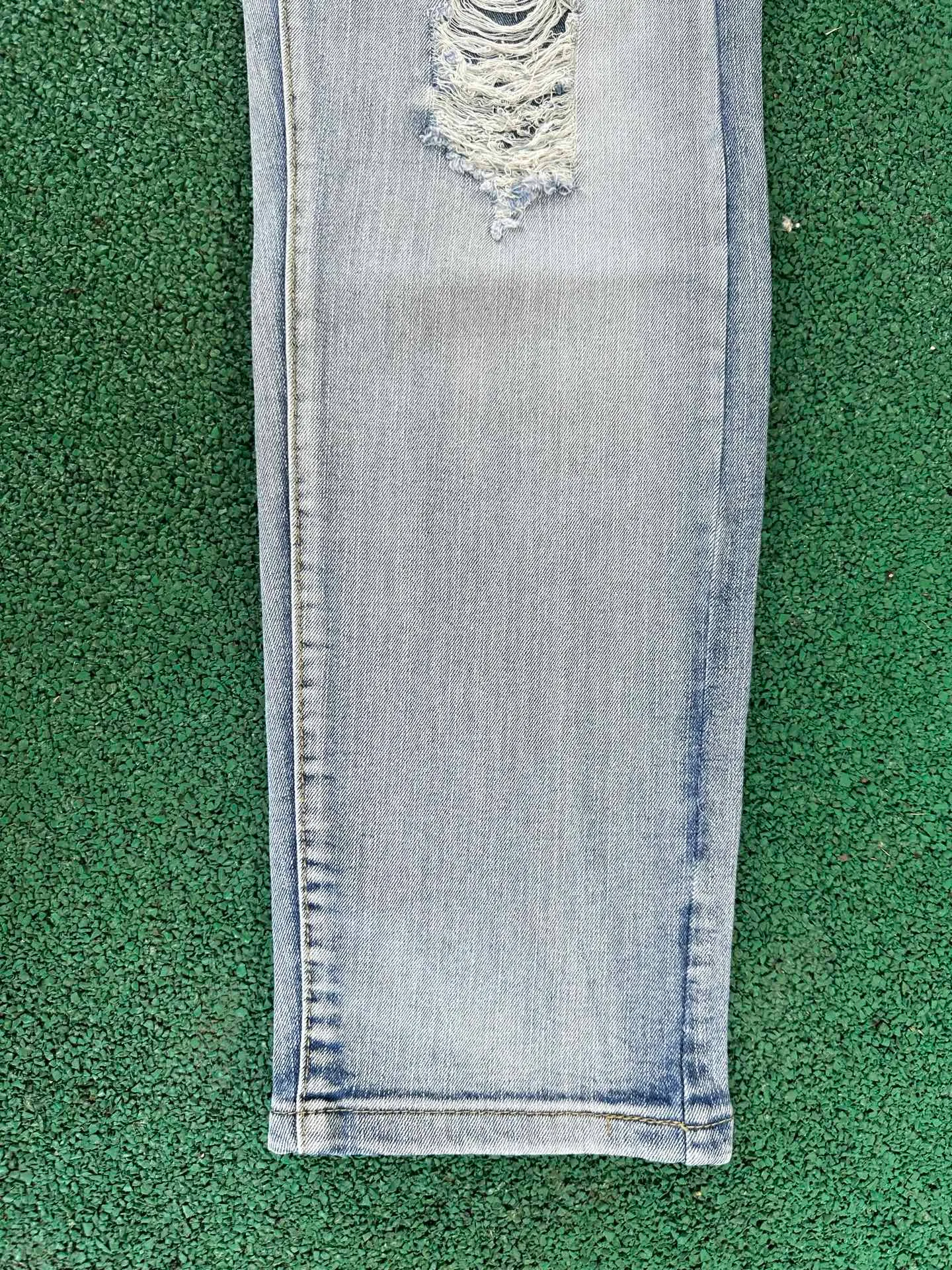 #N02 P186💰 AMIRI patch embroidery jeans trousers AMIRI high street basic ripped tight elastic jeans trousers amiri brand jeans break the production process and cutting of the original jeans, the fabrics are softer and more comfortable Hand-sewn collar label Customized logo buttons Genuine leather tag Color: Picture color Size: 30-32-34-36