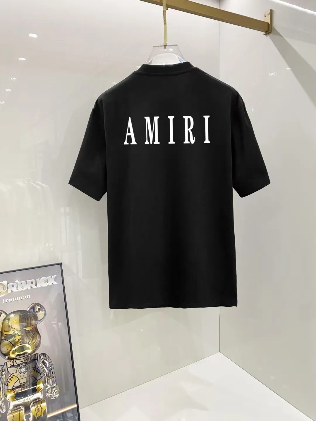 P150 AMIRI# 2025 spring and summer new style debut counter, the latest short-sleeved round neck T-shirt, high-end custom design, avant-garde and fashionable! The brand logo is designed with heavy craftsmanship. High-end customized 250g Xinjiang long-staple cotton fabric. Soft to the touch. Comfortable to wear. Exquisite stitching at the counter level. Fine workmanship. The upper body effect is incomparably handsome! A must-have item for a stylish man! Color: black. White! Size: S M L
