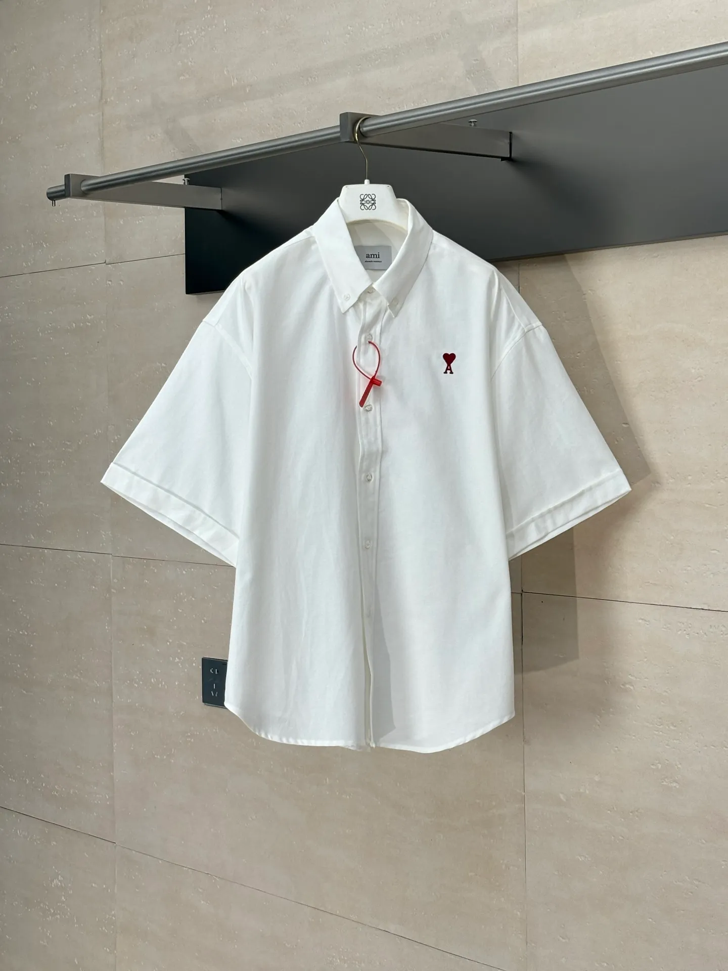 🅿️330 Ami Paris*/ 25Ss new love embroidered box shirt adopts imported machine embroidery technology and uses advanced computer control system and precision mechanical components to realize Ami love embroidery work with high precision. The lines are smooth and delicate. The fabrics have been washed and have a better hand feel. Not easy to deform, not easy to shrink, not easy to fade, and maintain long-term beauty. Size: S/M/L/XL