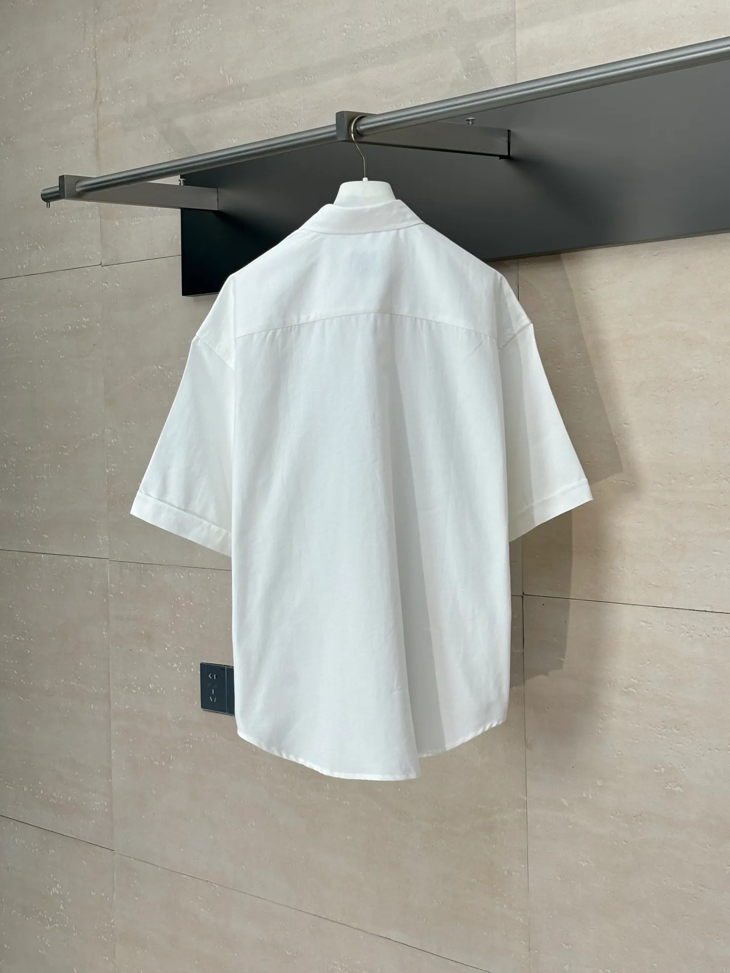 🅿️330 Ami Paris*/ 25Ss new love embroidered box shirt adopts imported machine embroidery technology and uses advanced computer control system and precision mechanical components to realize Ami love embroidery work with high precision. The lines are smooth and delicate. The fabrics have been washed and have a better hand feel. Not easy to deform, not easy to shrink, not easy to fade, and maintain long-term beauty. Size: S/M/L/XL