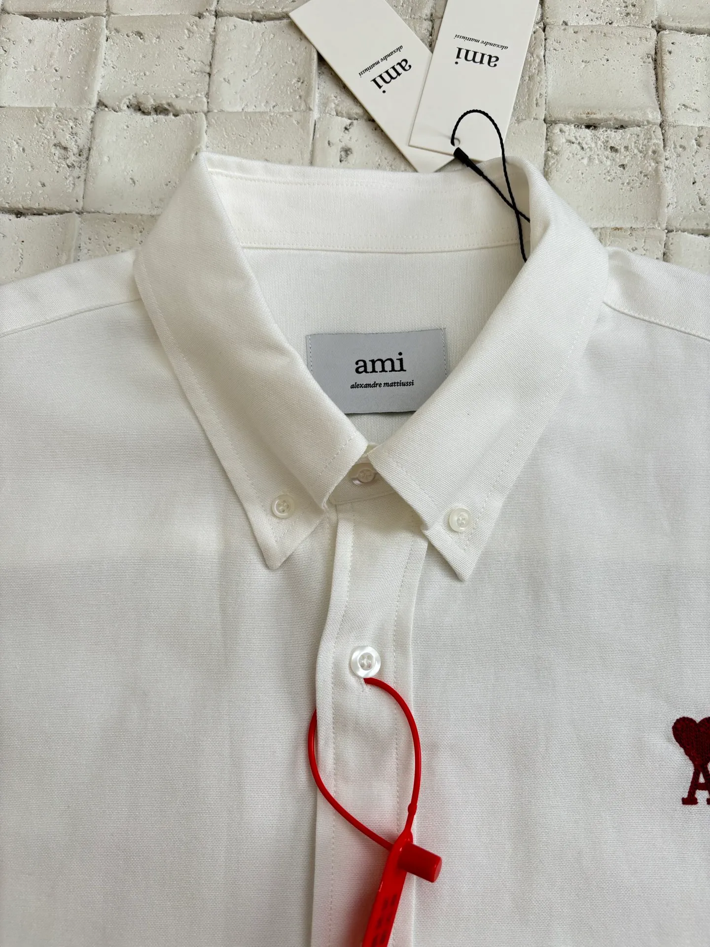 🅿️330 Ami Paris*/ 25Ss new love embroidered box shirt adopts imported machine embroidery technology and uses advanced computer control system and precision mechanical components to realize Ami love embroidery work with high precision. The lines are smooth and delicate. The fabrics have been washed and have a better hand feel. Not easy to deform, not easy to shrink, not easy to fade, and maintain long-term beauty. Size: S/M/L/XL
