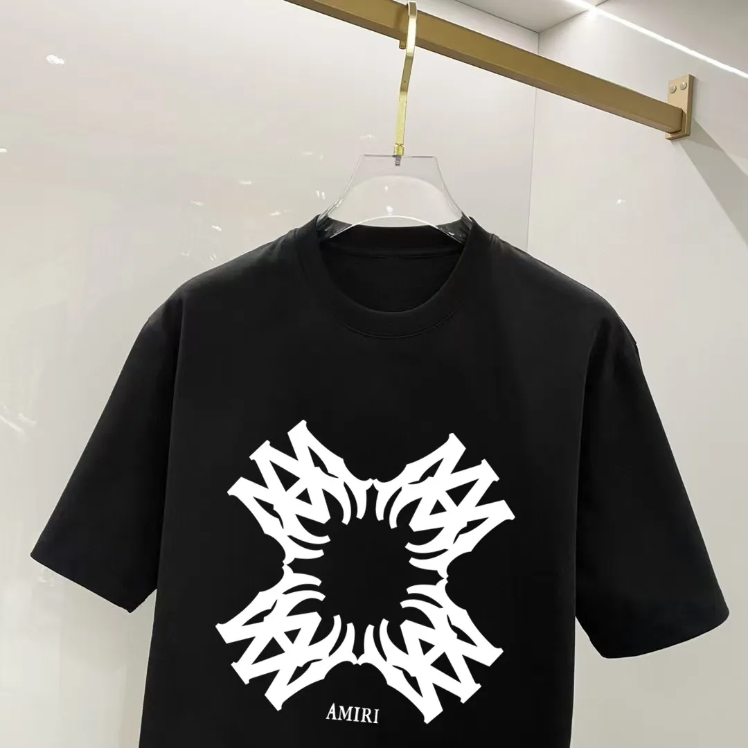 P140 AMIRI# 2025 spring and summer new style debut counter, the latest short-sleeved round neck T-shirt, high-end custom design, avant-garde and fashionable! The brand logo is designed with heavy craftsmanship. High-end customized 250g Xinjiang long-staple cotton fabric. Soft to the touch. Comfortable to wear. Exquisite stitching at the counter level. Fine workmanship. The upper body effect is incomparably handsome! A must-have item for a stylish man! Color: black. White! Size: S M L