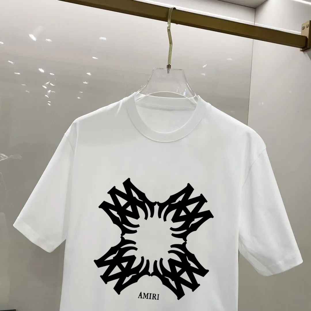 P140 AMIRI# 2025 spring and summer new style debut counter, the latest short-sleeved round neck T-shirt, high-end custom design, avant-garde and fashionable! The brand logo is designed with heavy craftsmanship. High-end customized 250g Xinjiang long-staple cotton fabric. Soft to the touch. Comfortable to wear. Exquisite stitching at the counter level. Fine workmanship. The upper body effect is incomparably handsome! A must-have item for a stylish man! Color: black. White! Size: S M L