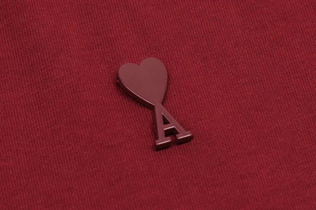 Ami Amy 2024ss Spring New Style Classic Metal Chapter Short Sleeves ✅Correct version of customized metal. There is no small embroidery mark on the reverse side. The maximum size can be worn up to 230 pounds. No pressure to export to Europe and the United States. Size S-XL Color: Black, White, Apricot, Navy Blue, Burgundy, Pink, Sky Blue, Mint Green
