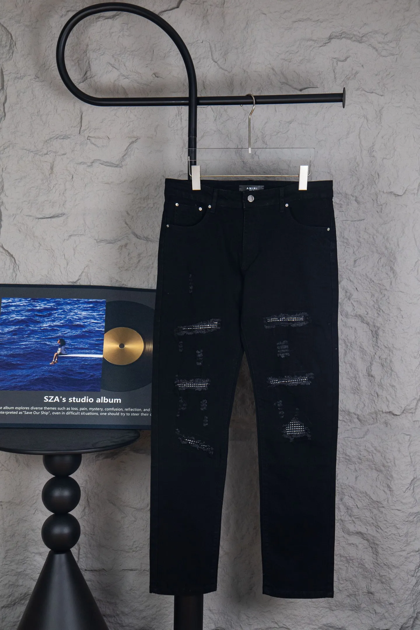 P230 top version AMIRI black ripped high street jeans with diamonds! The transliteration of amiri is Emil, which is the name of the founder. Mike Amiri, the founder of amiri, grew up in Los Angeles, USA. He was influenced by local street culture and Punk Rock since he was a child, so he founded the amiri brand named after himself. A variety of trendy clothing meets the needs of different fashion players. Amiri clothing has novel and unique styles and is a well-known street brand in the United States. The styles and styles of many clothes are loved by many street photographers. The various clothing styles meet the dressing needs of different people, show their unique temperament, and show the trend of dressing. amiri's jeans are relatively famous. Not only do they have many styles, but the quality of their denim jackets is also very good. Many celebrities have also worn the amiri brand's denim series. The fabric is made of 100% cotton denim! High temperature setting, heavy sand washing, never fade, full of fashion! All made to order! -The colorful embroidery on the chest is so tense and the embroidery is neat! Imported machine for work! quality assurance!  -The entire garment is made with fine workmanship. Each seam is pressed using a double-needle machine. This stitching is a test of the workers' skills. If it goes astray, the entire garment will be scrapped. The hardware is custom-made, with exclusive logos, and is a one-to-one replica of the original! Original trademark! The fit is loose and slimming! Color: Black Size: 28 30 32 34 (corresponding to S～XL)