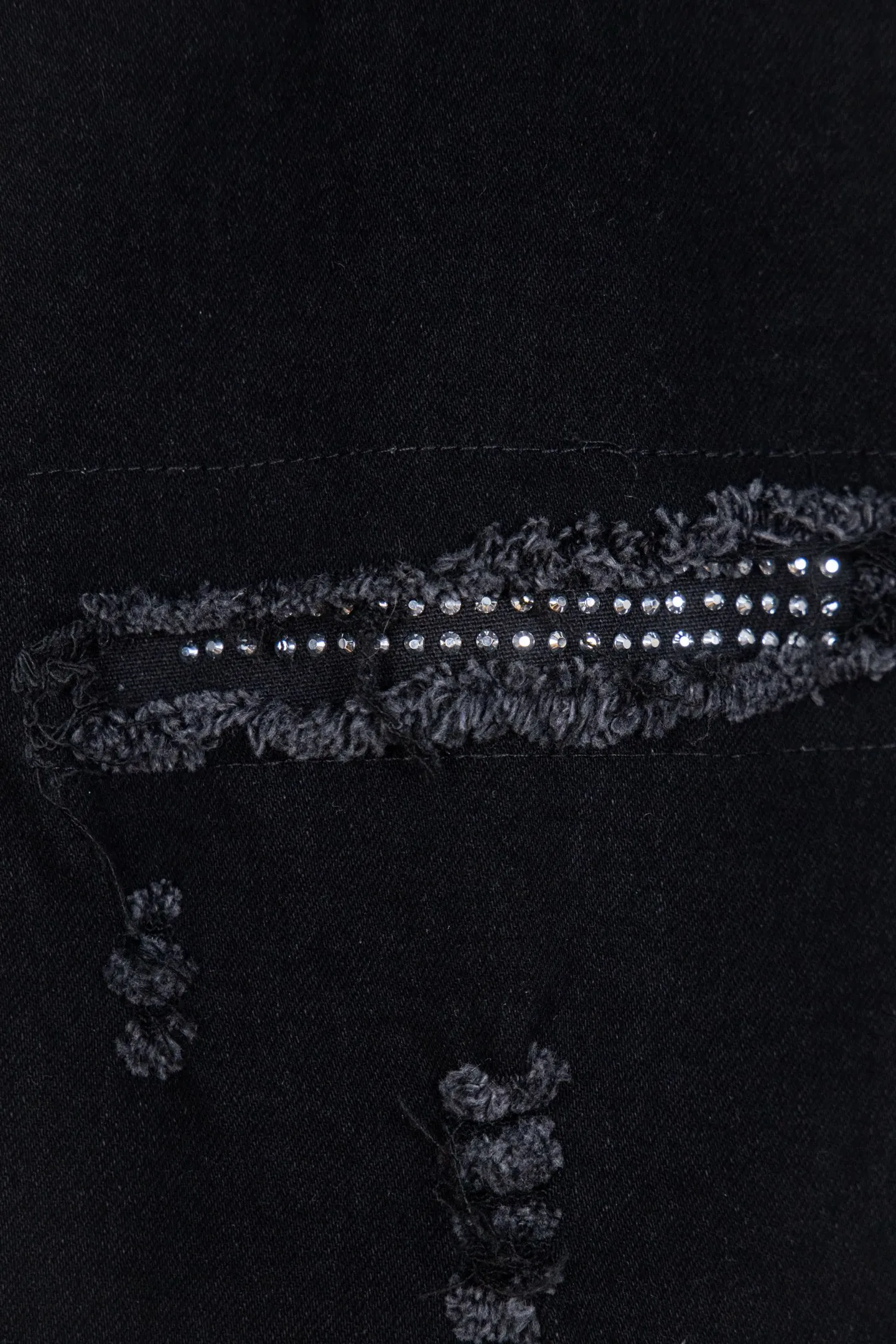 P230 top version AMIRI black ripped high street jeans with diamonds! The transliteration of amiri is Emil, which is the name of the founder. Mike Amiri, the founder of amiri, grew up in Los Angeles, USA. He was influenced by local street culture and Punk Rock since he was a child, so he founded the amiri brand named after himself. A variety of trendy clothing meets the needs of different fashion players. Amiri clothing has novel and unique styles and is a well-known street brand in the United States. The styles and styles of many clothes are loved by many street photographers. The various clothing styles meet the dressing needs of different people, show their unique temperament, and show the trend of dressing. amiri's jeans are relatively famous. Not only do they have many styles, but the quality of their denim jackets is also very good. Many celebrities have also worn the amiri brand's denim series. The fabric is made of 100% cotton denim! High temperature setting, heavy sand washing, never fade, full of fashion! All made to order! -The colorful embroidery on the chest is so tense and the embroidery is neat! Imported machine for work! quality assurance!  -The entire garment is made with fine workmanship. Each seam is pressed using a double-needle machine. This stitching is a test of the workers' skills. If it goes astray, the entire garment will be scrapped. The hardware is custom-made, with exclusive logos, and is a one-to-one replica of the original! Original trademark! The fit is loose and slimming! Color: Black Size: 28 30 32 34 (corresponding to S～XL)