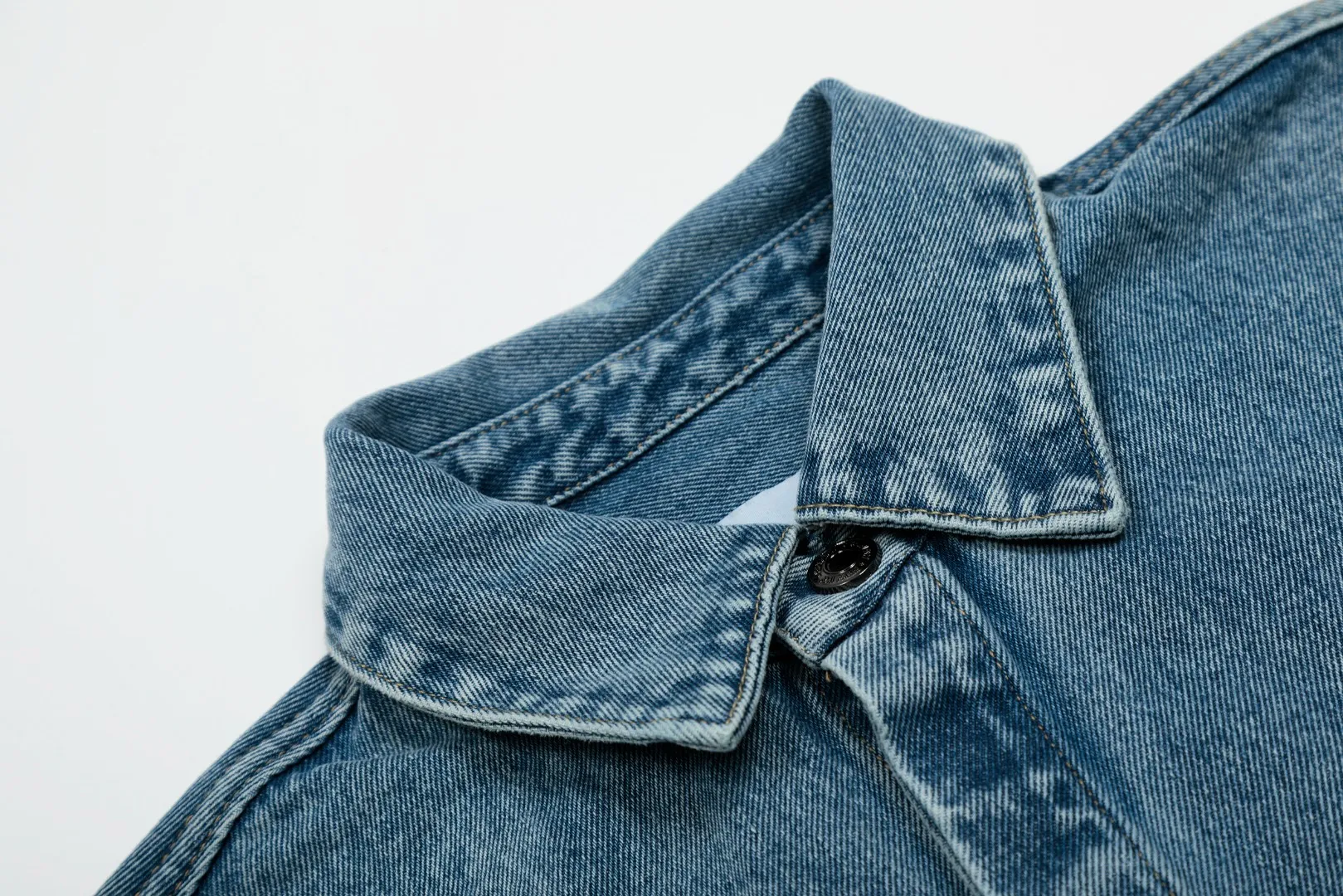 [Ami Amy's new nostalgic blue love short all-match denim jacket shirt for men and women] ✅Ami Amy's popular new nostalgic blue love short denim jacket shirt for men and women ✅Top ceiling quality ZP original development, you can compare with the real thing at will ✅Original synchronization 147-A extra dark blue 7X7 high ounce denim cotton ✅Customized Ami Decoeur embroidery patch of the same color Brand light-plated nickel denim snaps ✅Clear stitching at the splicing area Original tobacco color topstitching Double-layered hidden placket ✅Natural fading after the full-body fermentation-milled horse wash process Loose and short version ✅Denim jacket that can be worn all year round Wear it layered inside or wear alone outside Recommended for male and female couples~ Size: S-XL Color: Denim Blue