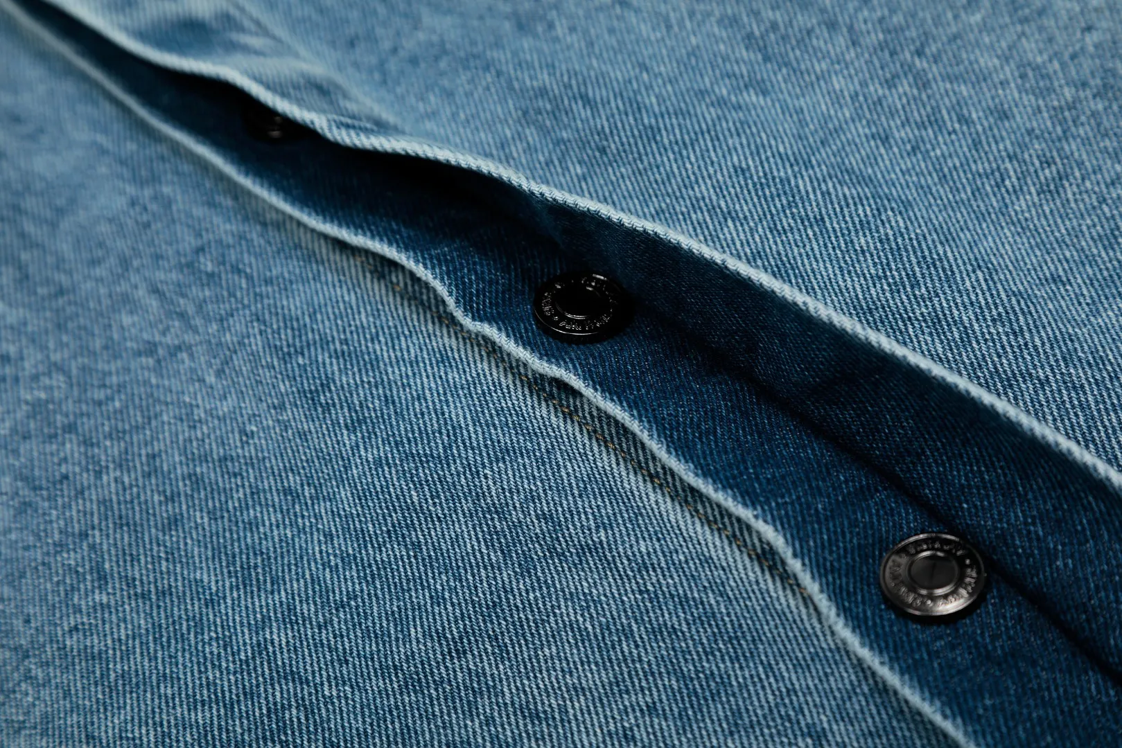 [Ami Amy's new nostalgic blue love short all-match denim jacket shirt for men and women] ✅Ami Amy's popular new nostalgic blue love short denim jacket shirt for men and women ✅Top ceiling quality ZP original development, you can compare with the real thing at will ✅Original synchronization 147-A extra dark blue 7X7 high ounce denim cotton ✅Customized Ami Decoeur embroidery patch of the same color Brand light-plated nickel denim snaps ✅Clear stitching at the splicing area Original tobacco color topstitching Double-layered hidden placket ✅Natural fading after the full-body fermentation-milled horse wash process Loose and short version ✅Denim jacket that can be worn all year round Wear it layered inside or wear alone outside Recommended for male and female couples~ Size: S-XL Color: Denim Blue