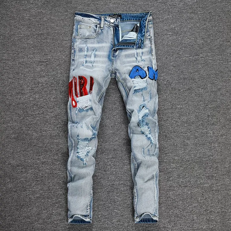 P270 💰 (Top Version) AMIRI Double Buff High Street Jeans Slim Fit Stretch Washed Knife Cut Hole Pants Men's Fashion AMIRI amiri is transliterated as Emil, which is the name of the founder. Mike Amiri, the founder of amiri, grew up in Los Angeles, USA. He was influenced by local street culture and Punk Rock since childhood, so he founded the amiri brand named after himself. A variety of trendy clothing meets the needs of different fashion players. Amiri clothing has novel and unique styles and is a well-known street brand in the United States. The styles and styles of many clothes are loved by many street photographers. The various clothing styles meet the dressing needs of different people, show their unique temperament, and show the trend of dressing. amiri's jeans are relatively famous. Not only do they have many styles, but the quality of the jeans is also very good. Many celebrities have also worn amiri brand jeans. Color: Picture color Size: 28, 30, 32, 34, 36 28 30 32 34 36 Waist 71 76 81 86 91 Qianlang 26.5 27.5 28.5 29.5 30.5 Hou Lang 37 38 39 40 41 Foot 14 14.8 15.6 16.4 17.2 Foreign Minister 100 102 104 106 107
