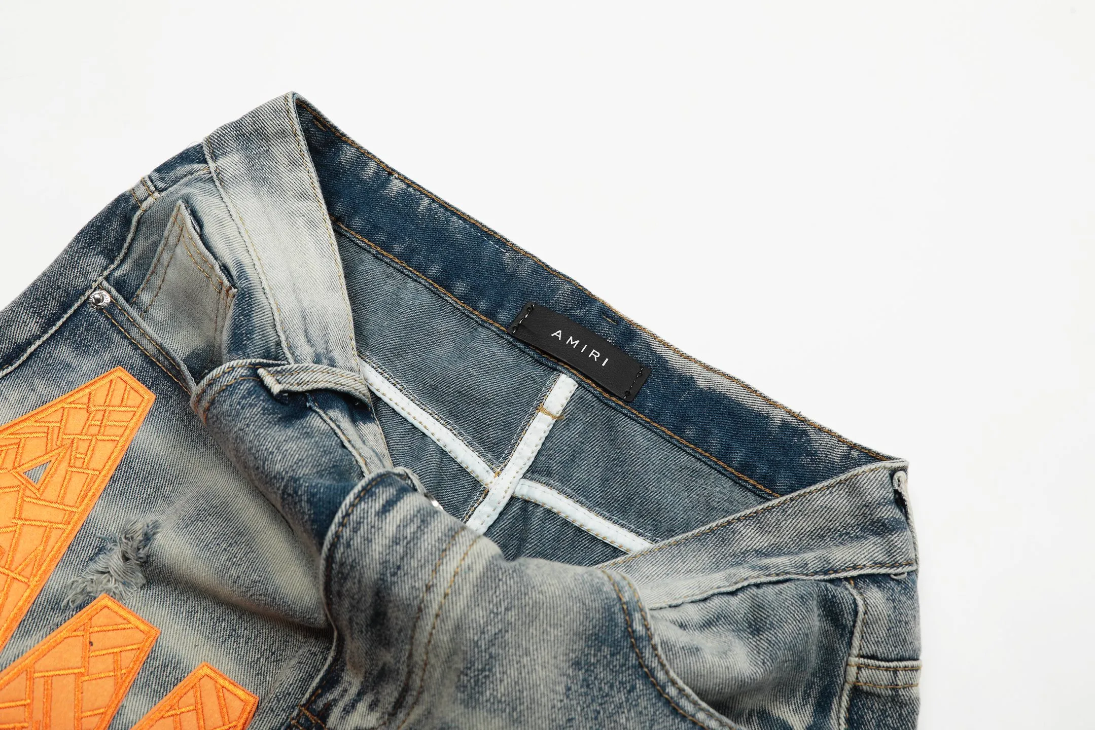 #M31 P168💰 Amiri classic embroidered patched leather ripped letter skinny jeans. Slim skinny jeans. Produced by a major washed factory. Full of high-end feel. Knee part destroyed design with patchwork design. Already used as facade design. Leather waist nameplate. The focus of this style is not on the washing, but on the destroyed shape and version. The secret lies in the craftsmanship of the master. The cost of post-processing, grinding, cutting, etc. is far beyond the cost of assembly line products. Color: Picture color Size: 30-32-34-36