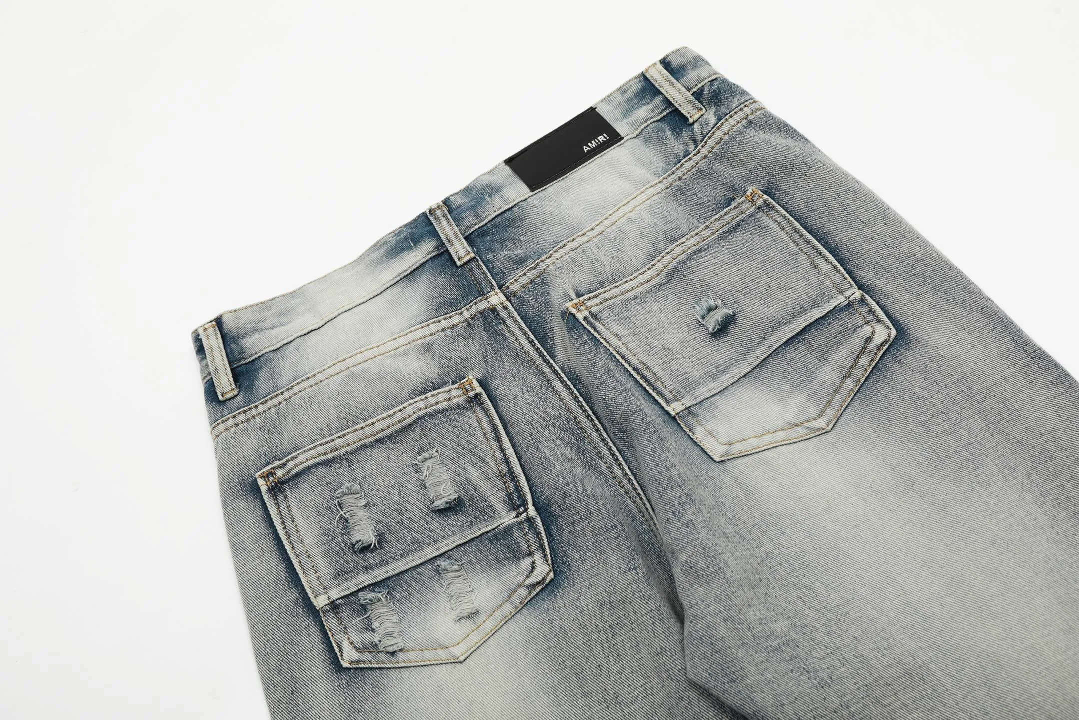 #M31 P168💰 Amiri classic embroidered patched leather ripped letter skinny jeans. Slim skinny jeans. Produced by a major washed factory. Full of high-end feel. Knee part destroyed design with patchwork design. Already used as facade design. Leather waist nameplate. The focus of this style is not on the washing, but on the destroyed shape and version. The secret lies in the craftsmanship of the master. The cost of post-processing, grinding, cutting, etc. is far beyond the cost of assembly line products. Color: Picture color Size: 30-32-34-36