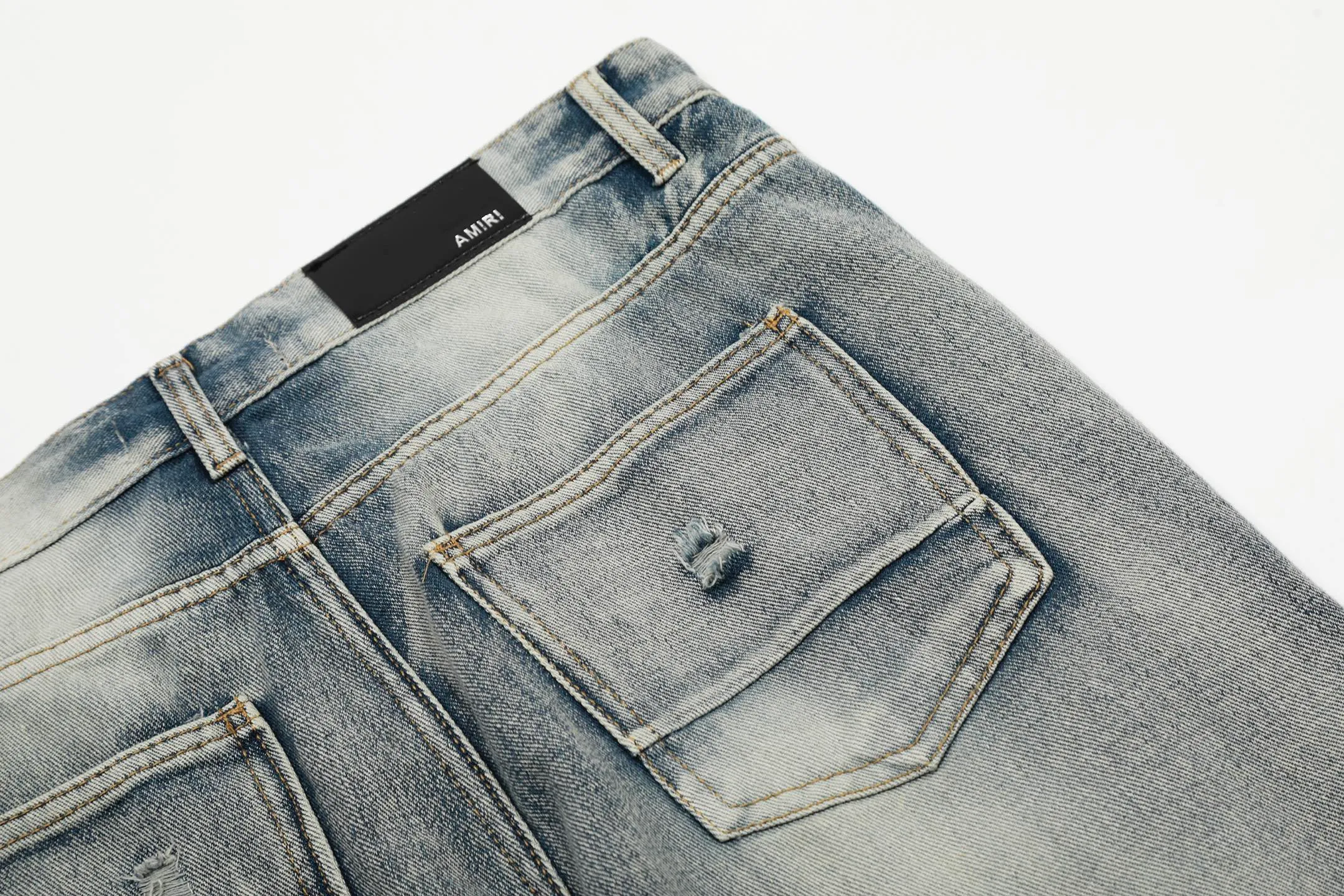 #M31 P168💰 Amiri classic embroidered patched leather ripped letter skinny jeans. Slim skinny jeans. Produced by a major washed factory. Full of high-end feel. Knee part destroyed design with patchwork design. Already used as facade design. Leather waist nameplate. The focus of this style is not on the washing, but on the destroyed shape and version. The secret lies in the craftsmanship of the master. The cost of post-processing, grinding, cutting, etc. is far beyond the cost of assembly line products. Color: Picture color Size: 30-32-34-36