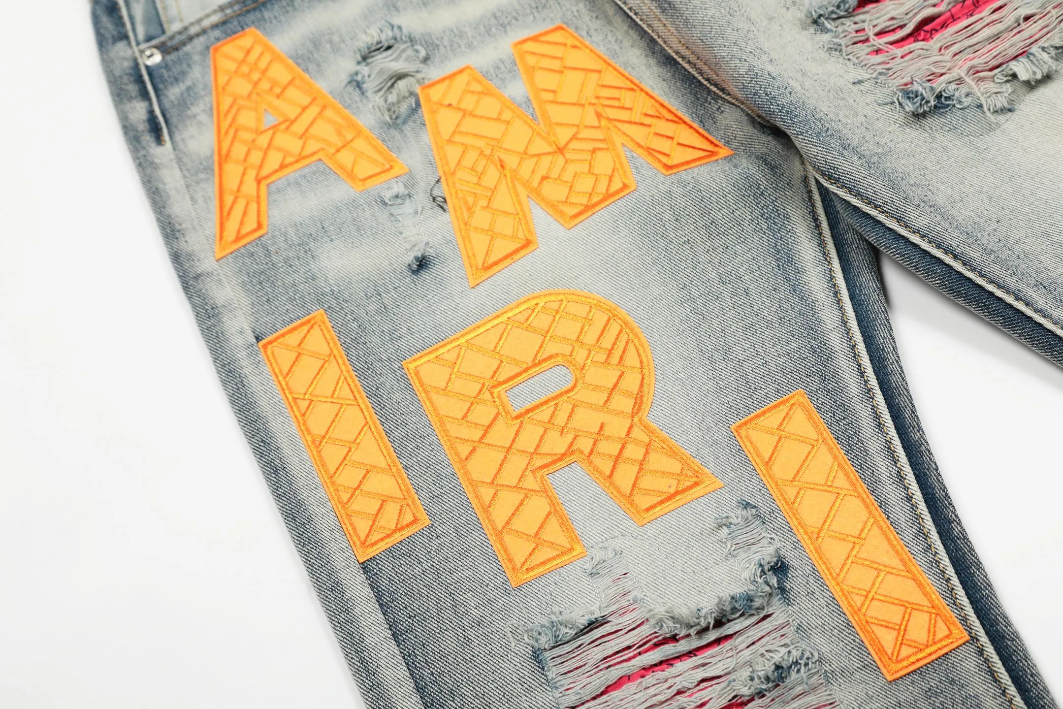 #M31 P168💰 Amiri classic embroidered patched leather ripped letter skinny jeans. Slim skinny jeans. Produced by a major washed factory. Full of high-end feel. Knee part destroyed design with patchwork design. Already used as facade design. Leather waist nameplate. The focus of this style is not on the washing, but on the destroyed shape and version. The secret lies in the craftsmanship of the master. The cost of post-processing, grinding, cutting, etc. is far beyond the cost of assembly line products. Color: Picture color Size: 30-32-34-36
