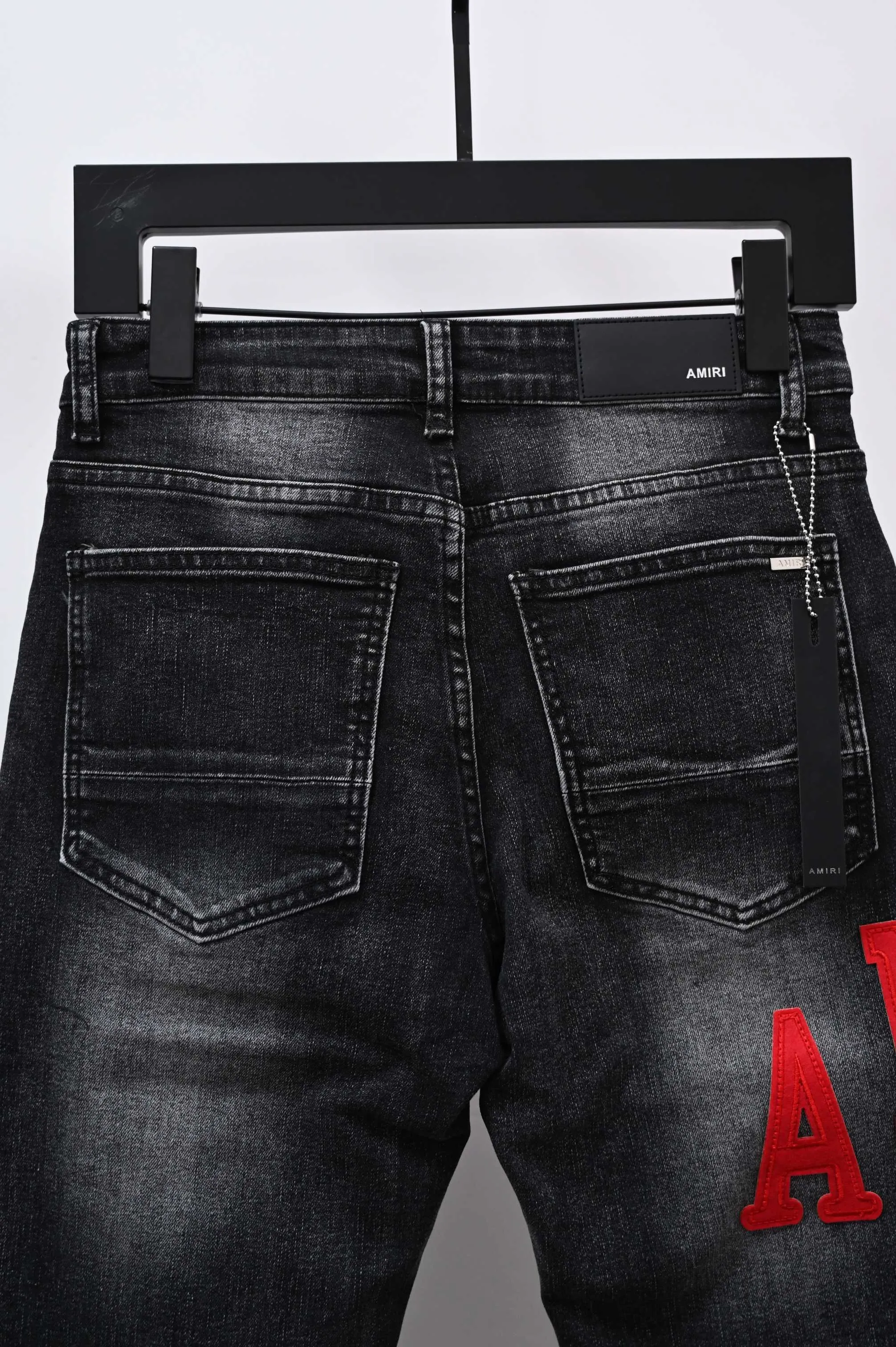 P250 Style number: (A017) Amiri 2025 new frayed red leather embroidered letters couple style washed stretch jeans 🔥High version🔥High version🔥 Top ceiling quality Styles with different washed textures are very friendly to people with thin legs and thick legs. The straight and loose version is very flattering. Moderate length that never goes out of style, easy to match with casually, basic styling for various styles, a must-have in the wardrobe! The fabric is stiff but also makes the upper body soft without losing texture. The washing process is even more perfect. It is a must-have item for everyone! ! ! Washed wheat, tag, pants label, three complete labels Color: washed black Size: 28, 30, 32, 34 (four sizes)