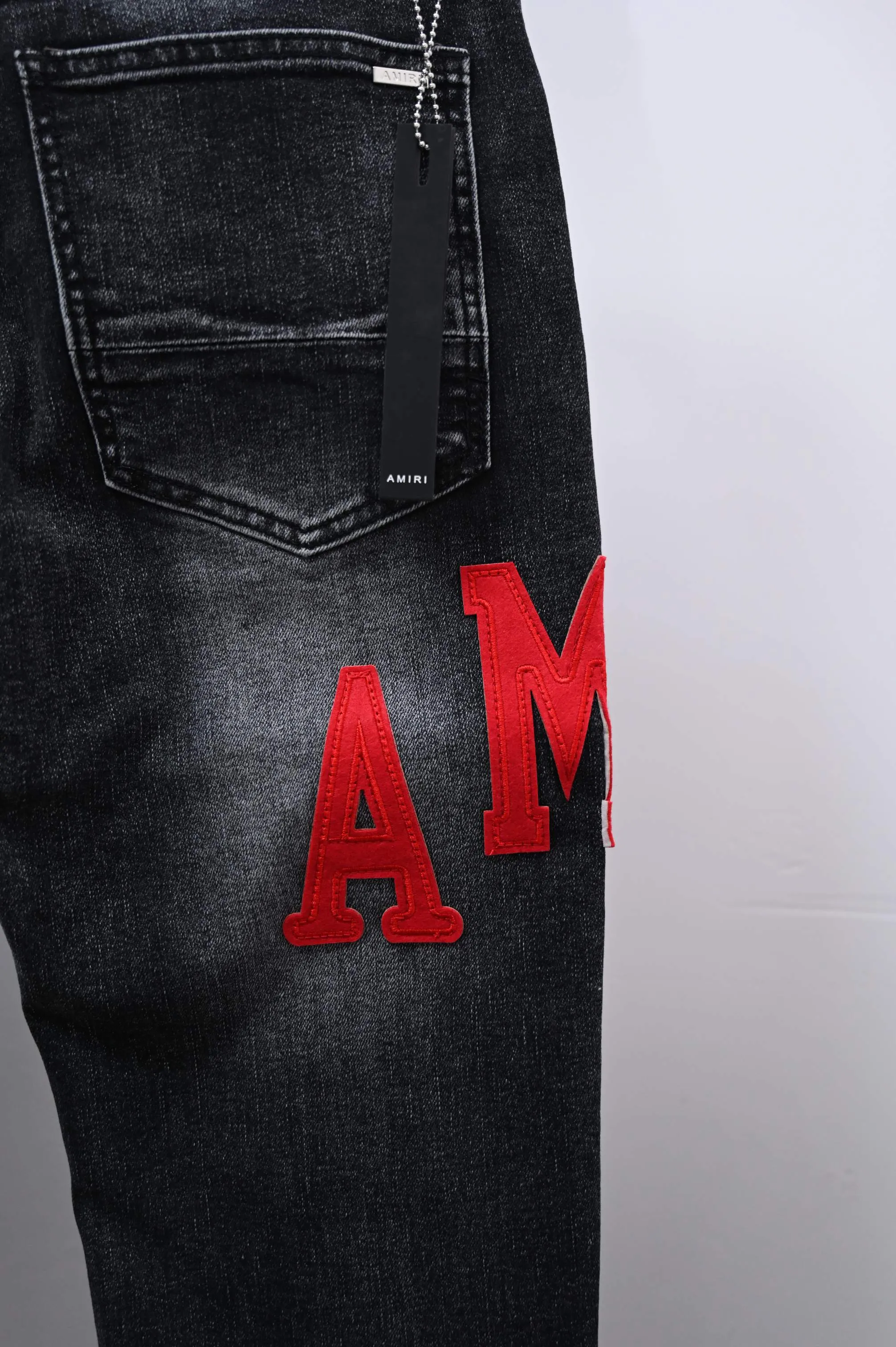 P250 Style number: (A017) Amiri 2025 new frayed red leather embroidered letters couple style washed stretch jeans 🔥High version🔥High version🔥 Top ceiling quality Styles with different washed textures are very friendly to people with thin legs and thick legs. The straight and loose version is very flattering. Moderate length that never goes out of style, easy to match with casually, basic styling for various styles, a must-have in the wardrobe! The fabric is stiff but also makes the upper body soft without losing texture. The washing process is even more perfect. It is a must-have item for everyone! ! ! Washed wheat, tag, pants label, three complete labels Color: washed black Size: 28, 30, 32, 34 (four sizes)