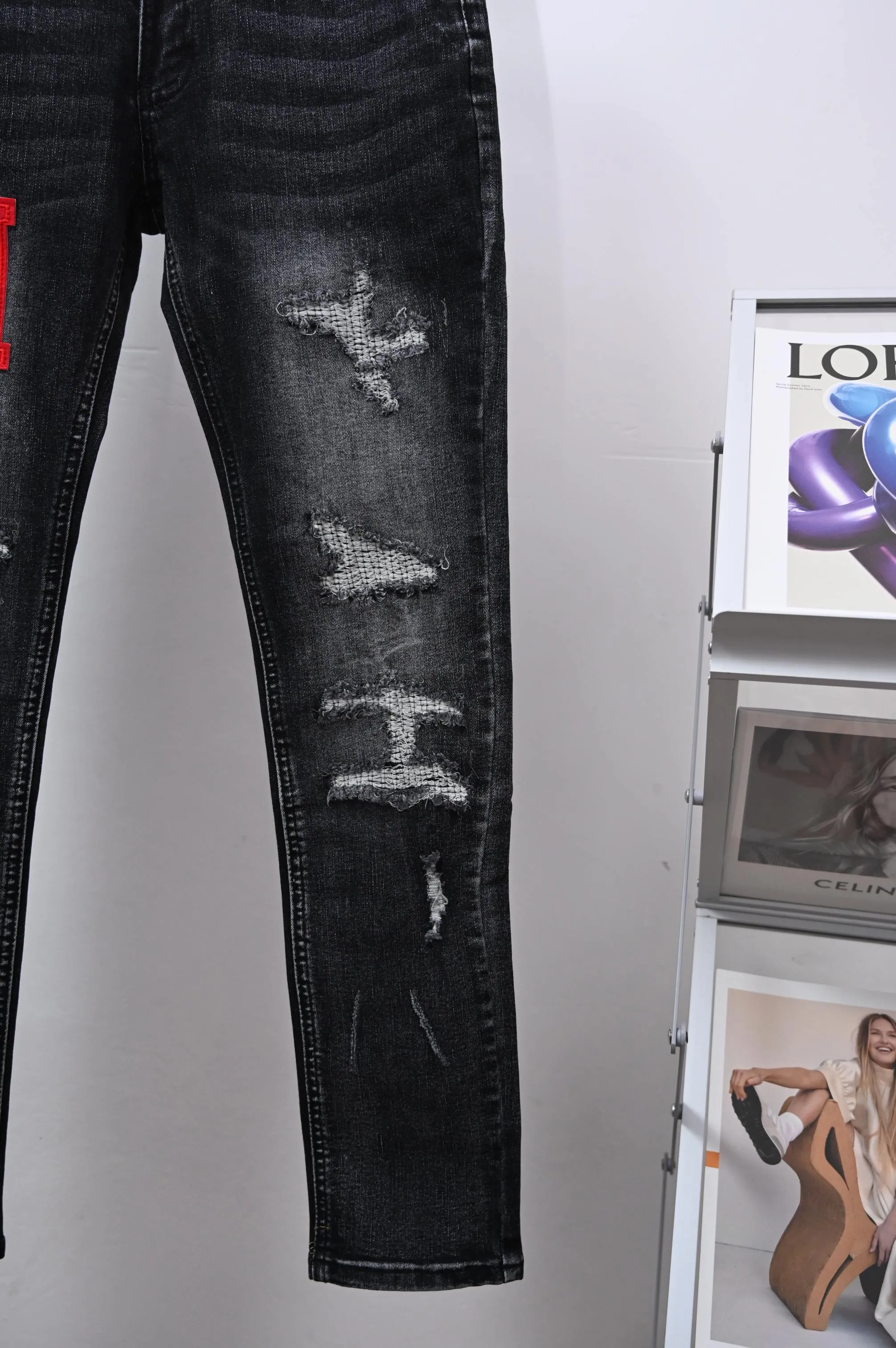 P250 Style number: (A017) Amiri 2025 new frayed red leather embroidered letters couple style washed stretch jeans 🔥High version🔥High version🔥 Top ceiling quality Styles with different washed textures are very friendly to people with thin legs and thick legs. The straight and loose version is very flattering. Moderate length that never goes out of style, easy to match with casually, basic styling for various styles, a must-have in the wardrobe! The fabric is stiff but also makes the upper body soft without losing texture. The washing process is even more perfect. It is a must-have item for everyone! ! ! Washed wheat, tag, pants label, three complete labels Color: washed black Size: 28, 30, 32, 34 (four sizes)