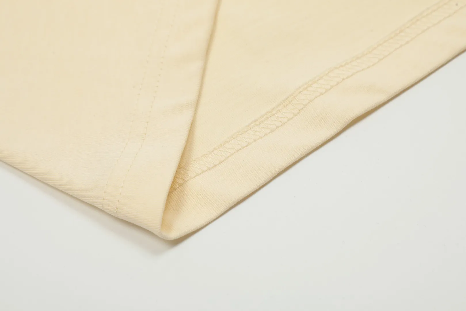 Ami Amy 2024ss Spring New Style Classic Metal Chapter Short Sleeves ✅Correct version of customized metal. There is no small embroidery mark on the reverse side. The maximum size can be worn up to 230 pounds. No pressure to export to Europe and the United States. Size S-XL Color: Black, White, Apricot, Navy Blue, Burgundy, Pink, Sky Blue, Mint Green