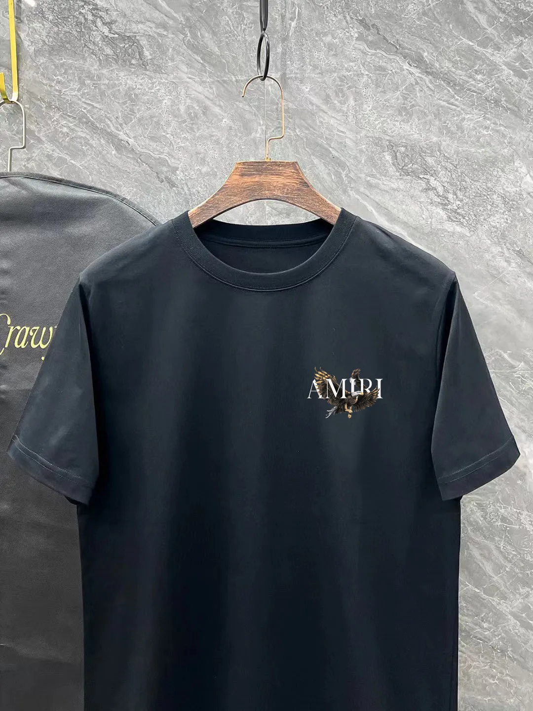 P150 AMIRI# 2025 spring and summer new style debut counter, the latest short-sleeved round neck T-shirt, high-end custom design, avant-garde and fashionable! The brand logo is designed with heavy craftsmanship. High-end customized 250g Xinjiang long-staple cotton fabric. Soft to the touch. Comfortable to wear. Exquisite stitching at the counter level. Fine workmanship. The upper body effect is incomparably handsome! A must-have item for a stylish man! Color: black. White! Size: S M L